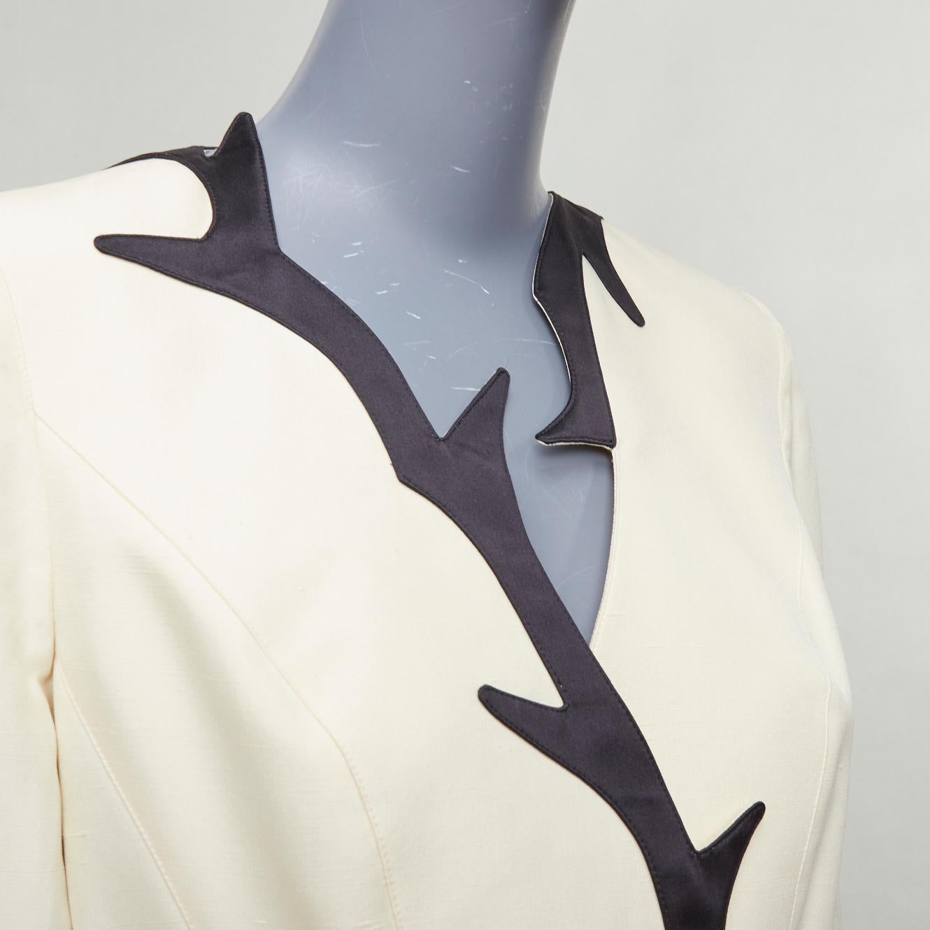 THIERRY MUGLER 1998 Vintage off white cotton bordered collar peplum blazer FR40 L
Reference: TGAS/E00494
Brand: Thierry Mugler
Collection: Cruise 1998 - Runway
Material: Cotton, Silk
Color: Cream, Black
Pattern: Solid
Closure: Snap Buttons
Lining: