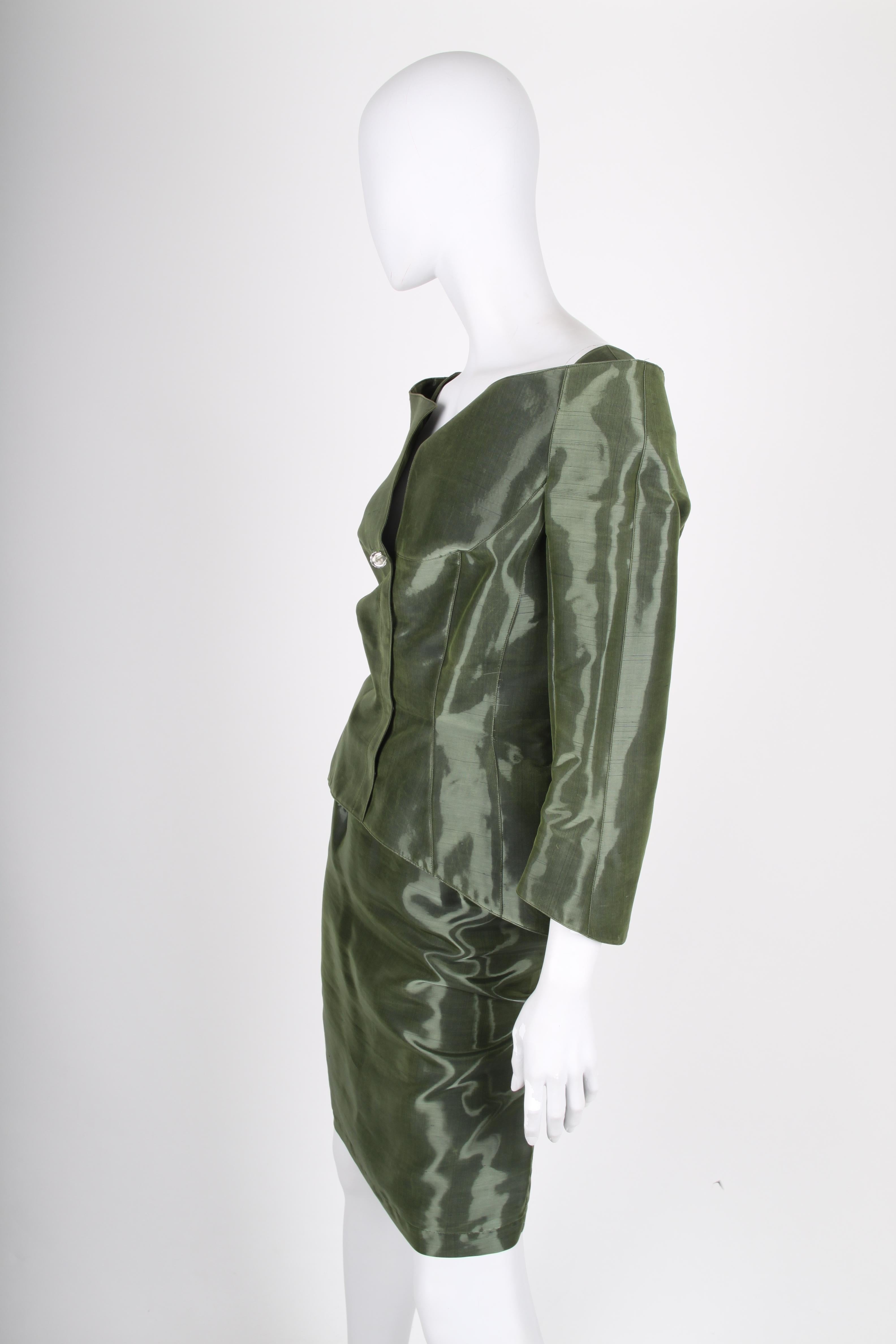 Two-piece suit by Thierry Mugler in olive green shimmery silk. A vintage dream!

The jacket has a wide neckline and front closure with concealed push buttons. Tailored fitting with 7/8 sleeves. Fully lined.

The skirt has a little less than
