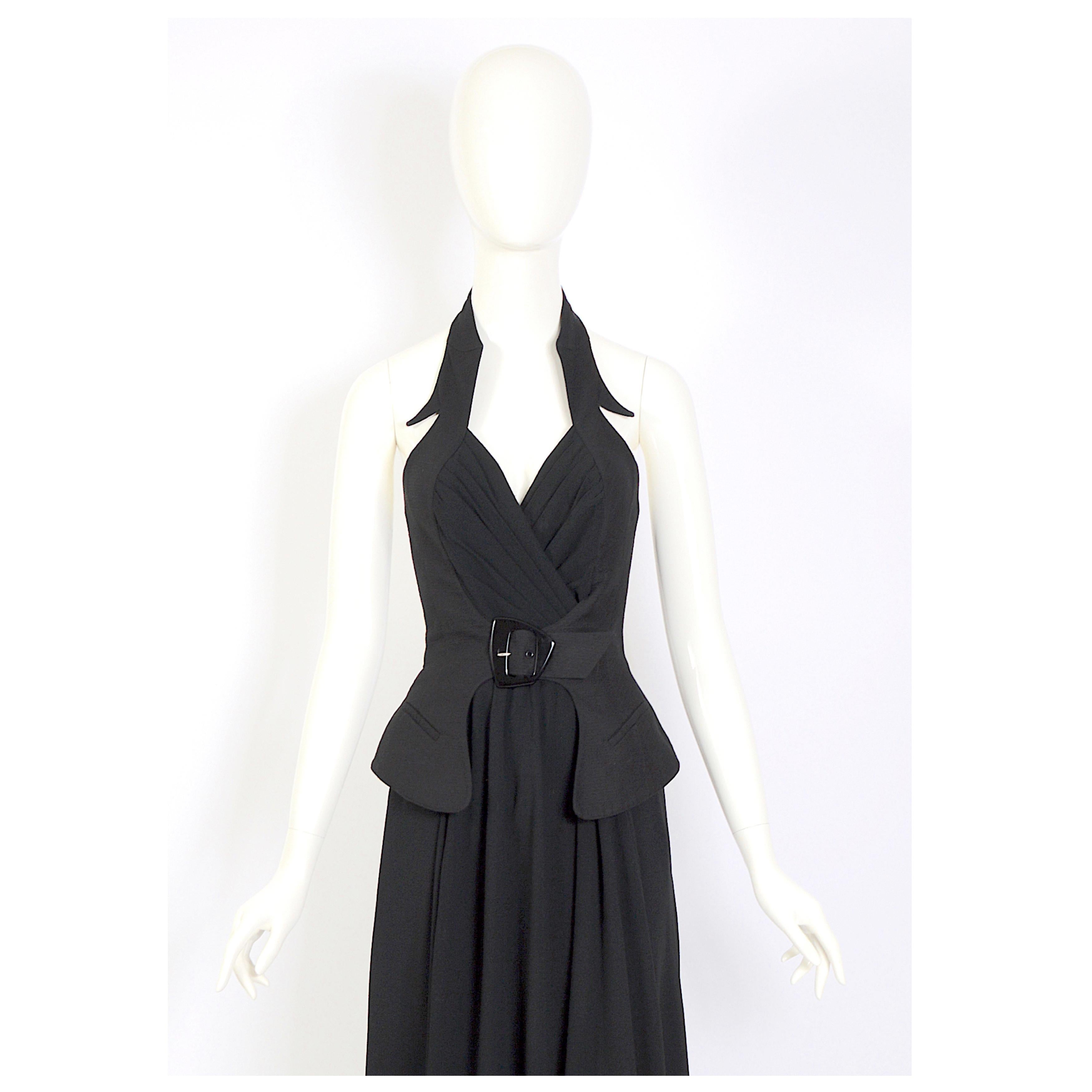 Voici une spectaculaire jupe longue ou une robe vintage Thierry Mugler avec un dos nu noir ceinturé.
Confectionnée avec la plus grande attention aux détails, cette pièce exquise présente une longue jupe fluide qui se plie et se drape