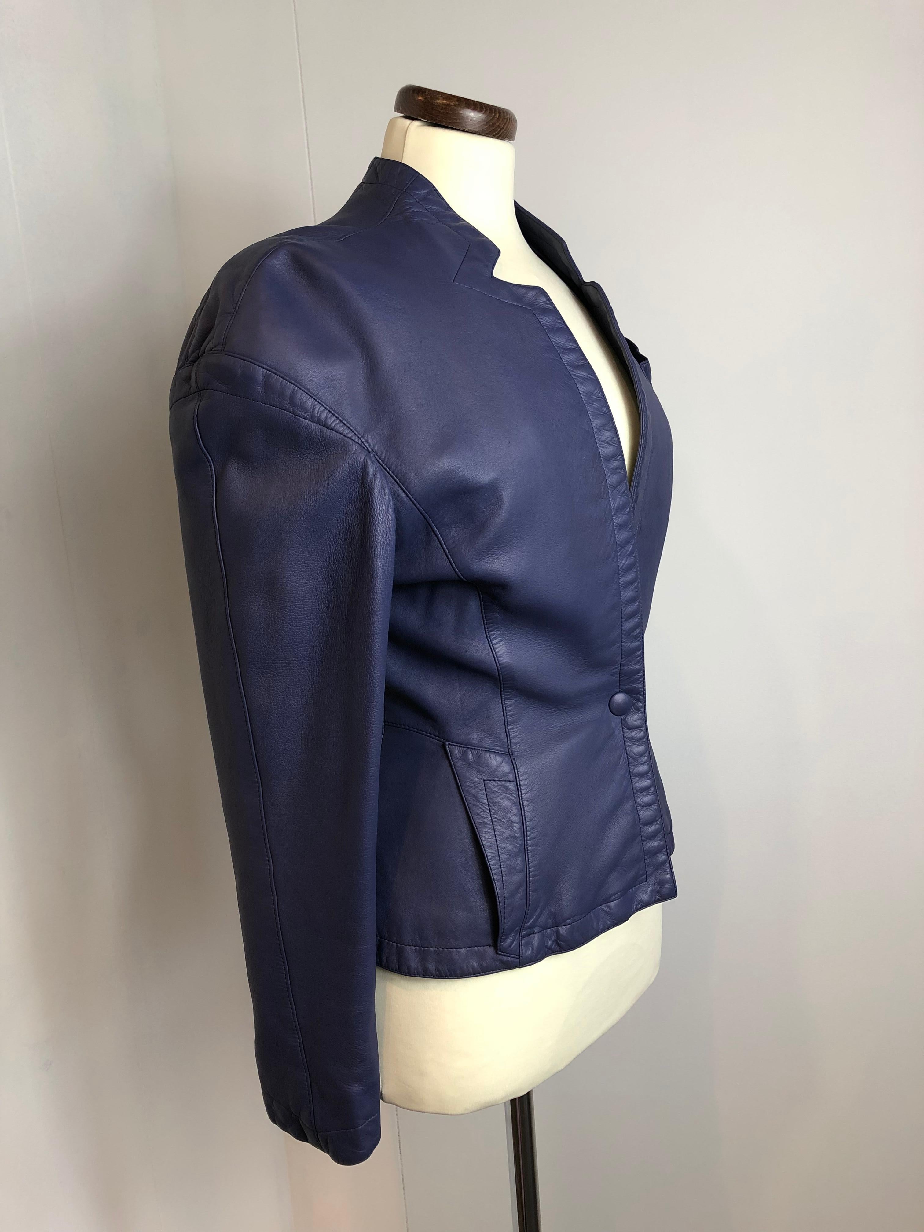 Thierry Mugler Jacket. Amazing violet leather ( as you can see from the pictures there's small defects on the sleeves).
Featuring V neck line, a front clip button and two front pockets.
Iconic shoulder pad traits of Thierry Mugler.
Size 40 Italian.