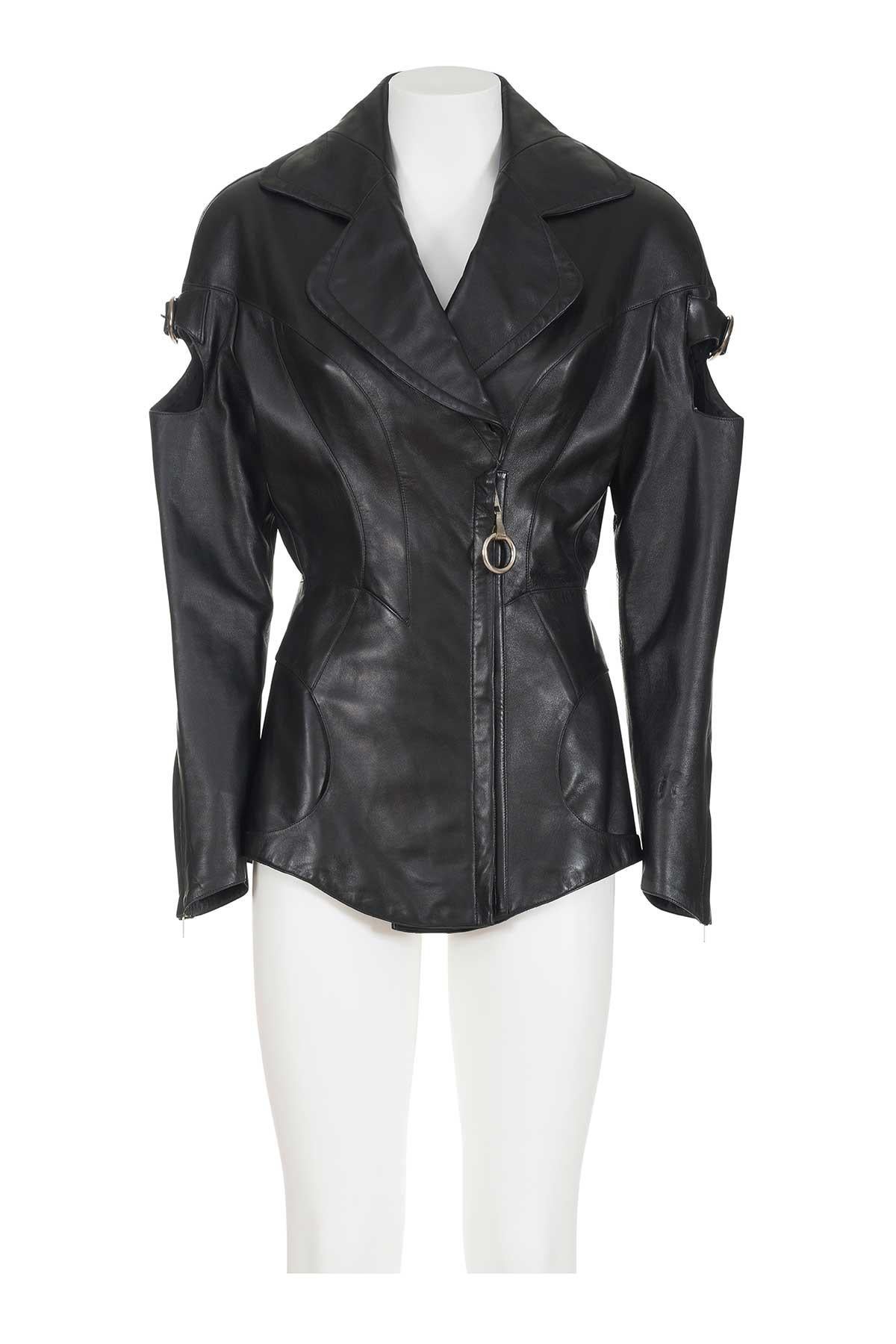 90's iconic and rare double breast leather jacket by Thierry Mugler.
Zipper closure with ring slider.
cut-out detail on sleeves with metal buckle.
Anatomic cuts.
La composizione è 100% pelle.