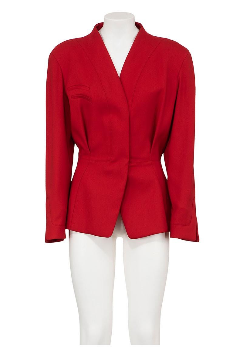 90's Thierry Mugler Activ sculpted jacket with anatomical cuts.
Pinces at front with double pockets at chest.
Zipper and snap button closure.
Slits at cuffs.
Fully lined.
The composition is 75% wool and 25% viscose.
Lining 100% acetate.

