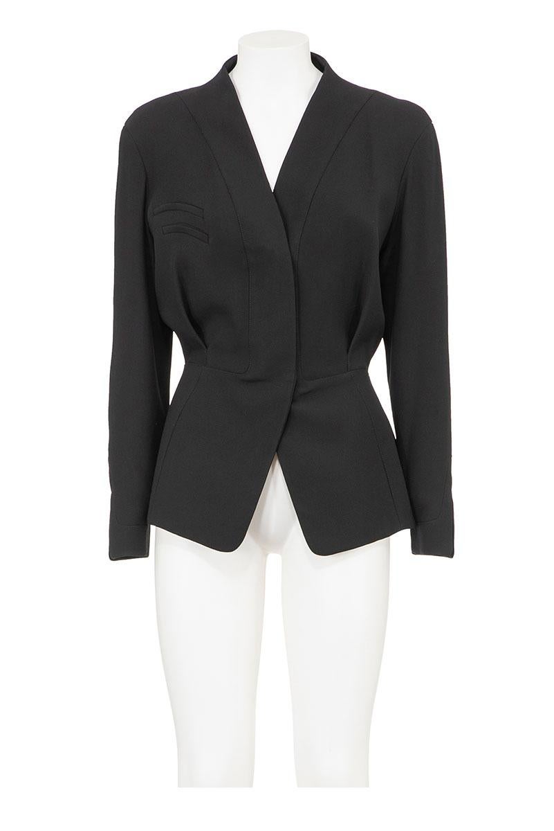 90's Thierry Mugler Active sculpted jacket with anatomical cuts.
Pinces at front with double pockets at chest.
Zipper and snap button closure.
Slits at cuffs.
Fully lined.
The composition is 75% wool and 25% viscose.
Lining 100% acetate.