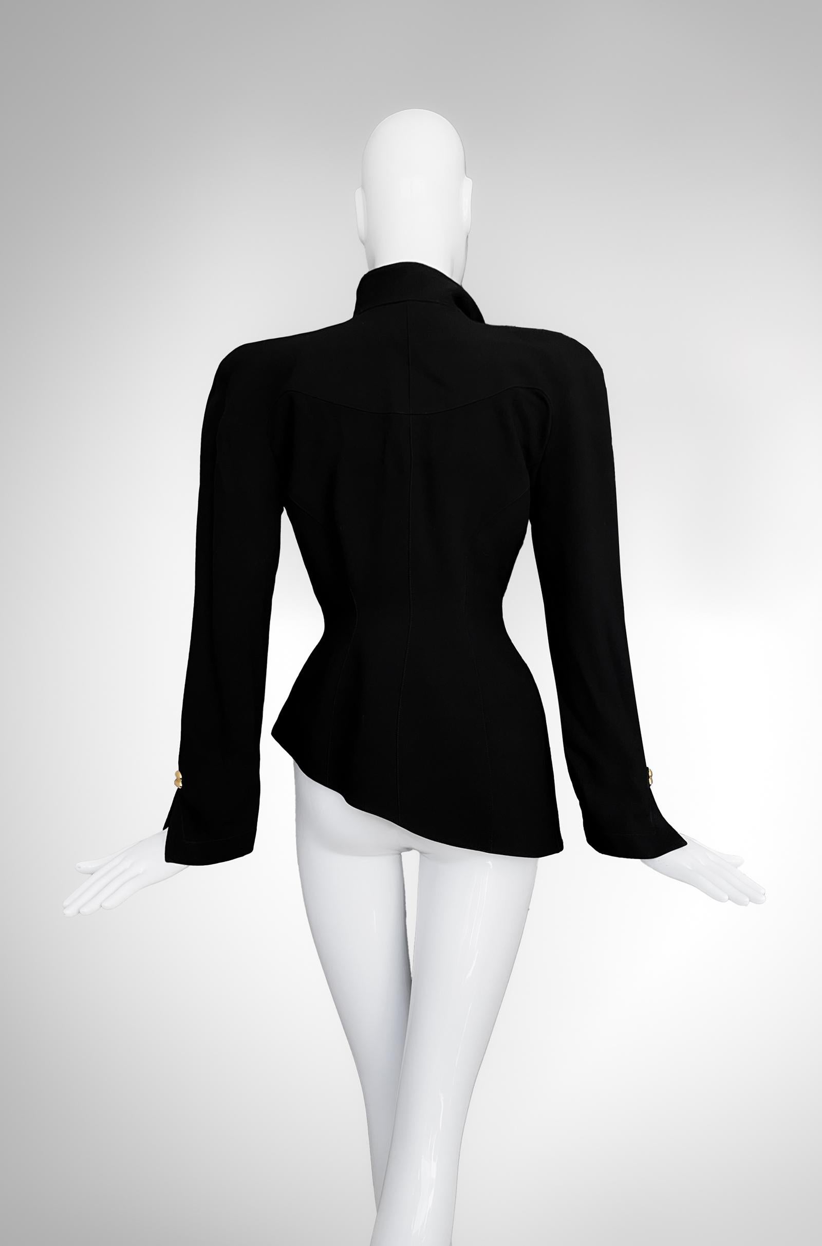 Thierry Mugler Archivalische Herbst/Winter 1993 Dramatische Laufstegjacke in Schwarz, Gold und Metalldetails im Zustand „Gut“ im Angebot in Berlin, BE