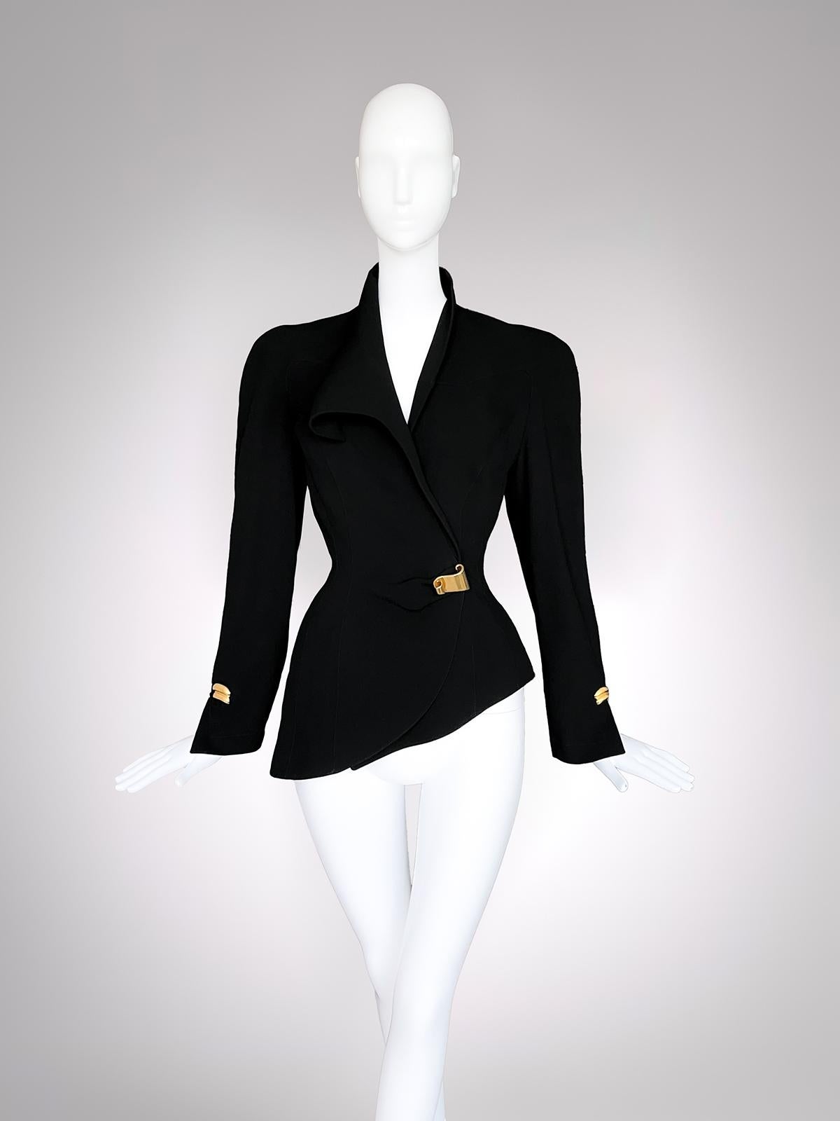 Thierry Mugler Archivalische Herbst/Winter 1993 Dramatische Laufstegjacke in Schwarz, Gold und Metalldetails Damen im Angebot
