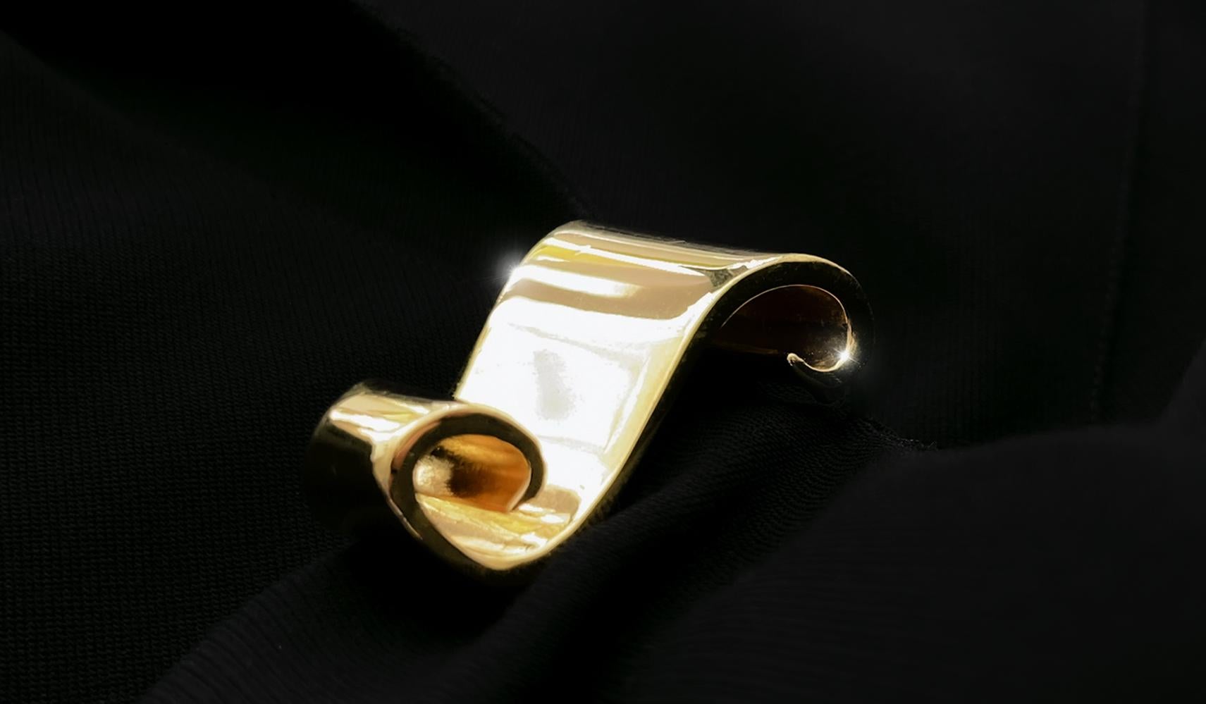 Thierry Mugler Archivalische Herbst/Winter 1993 Dramatische Laufstegjacke in Schwarz, Gold und Metalldetails im Angebot 1