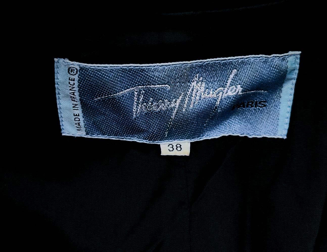 Thierry Mugler Archivalische Herbst/Winter 1993 Dramatische Laufstegjacke in Schwarz, Gold und Metalldetails im Angebot 2