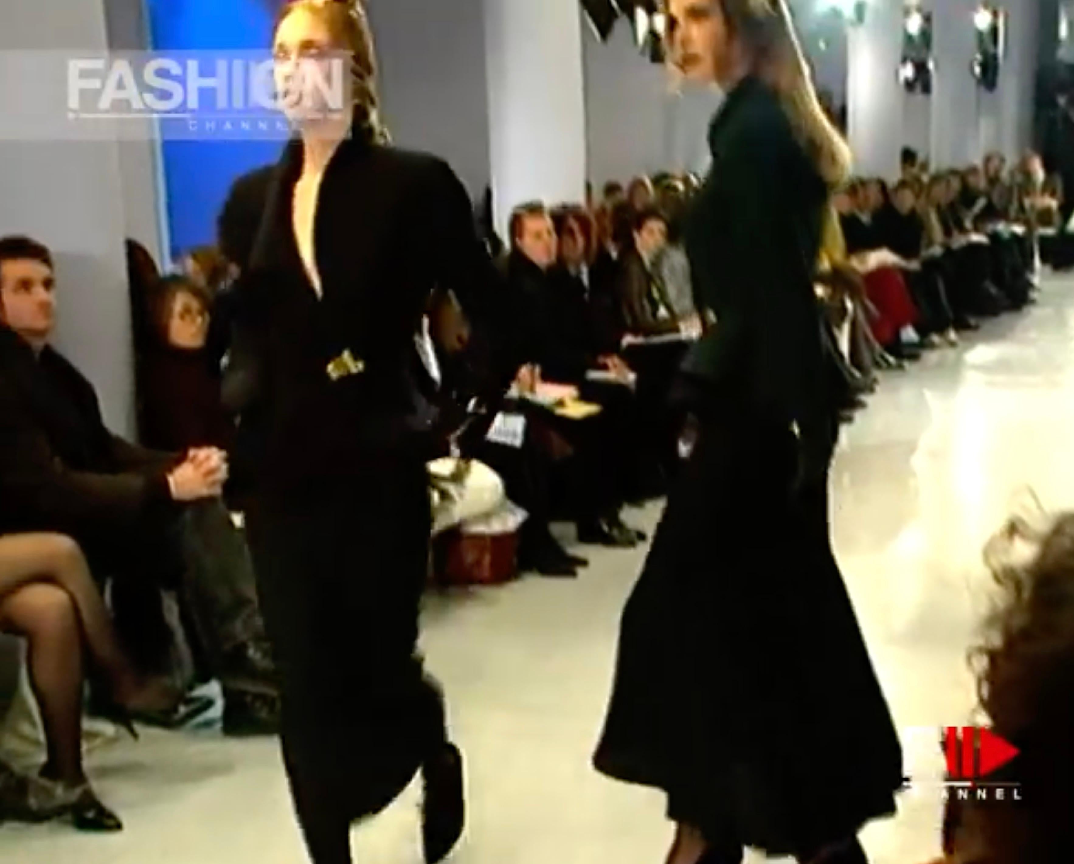Thierry Mugler Archivalische Herbst/Winter 1993 Dramatische Laufstegjacke in Schwarz, Gold und Metalldetails im Angebot 3