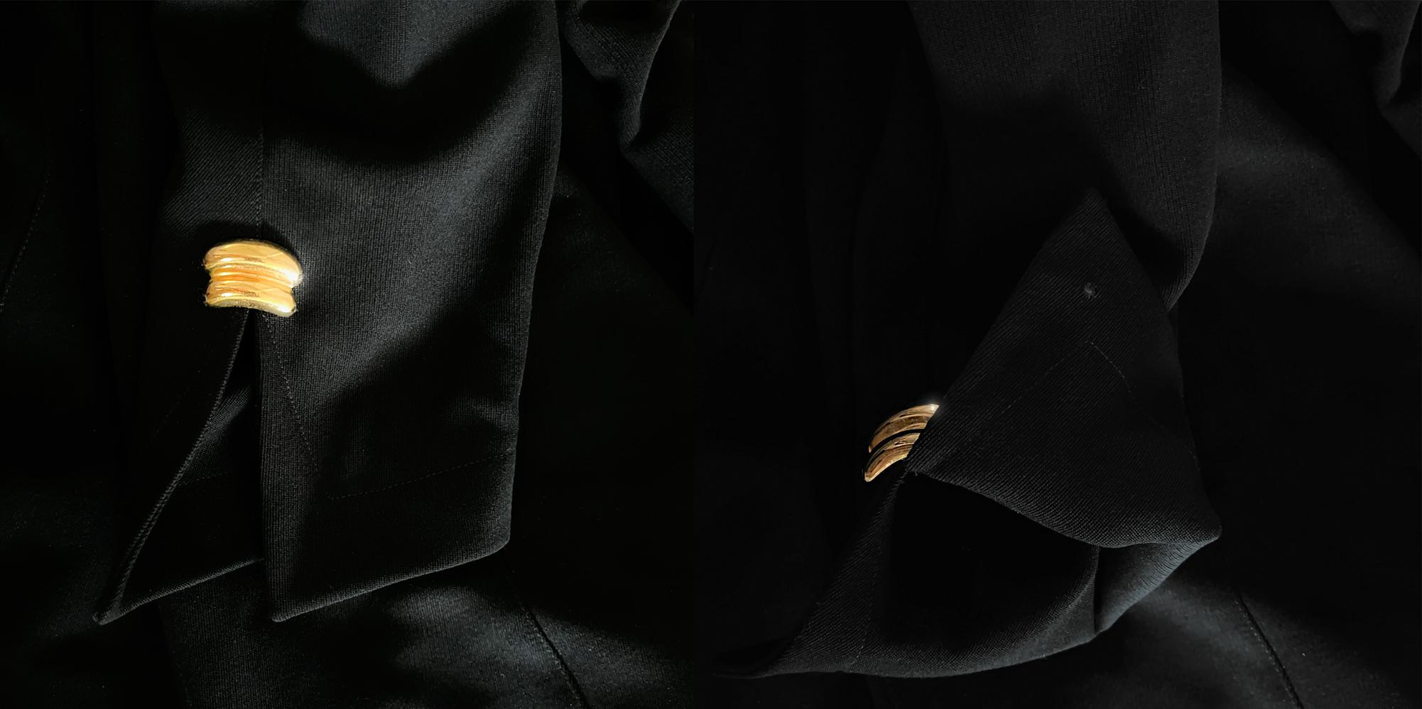 Thierry Mugler Archivalische Herbst/Winter 1993 Dramatische Laufstegjacke in Schwarz, Gold und Metalldetails im Angebot 5