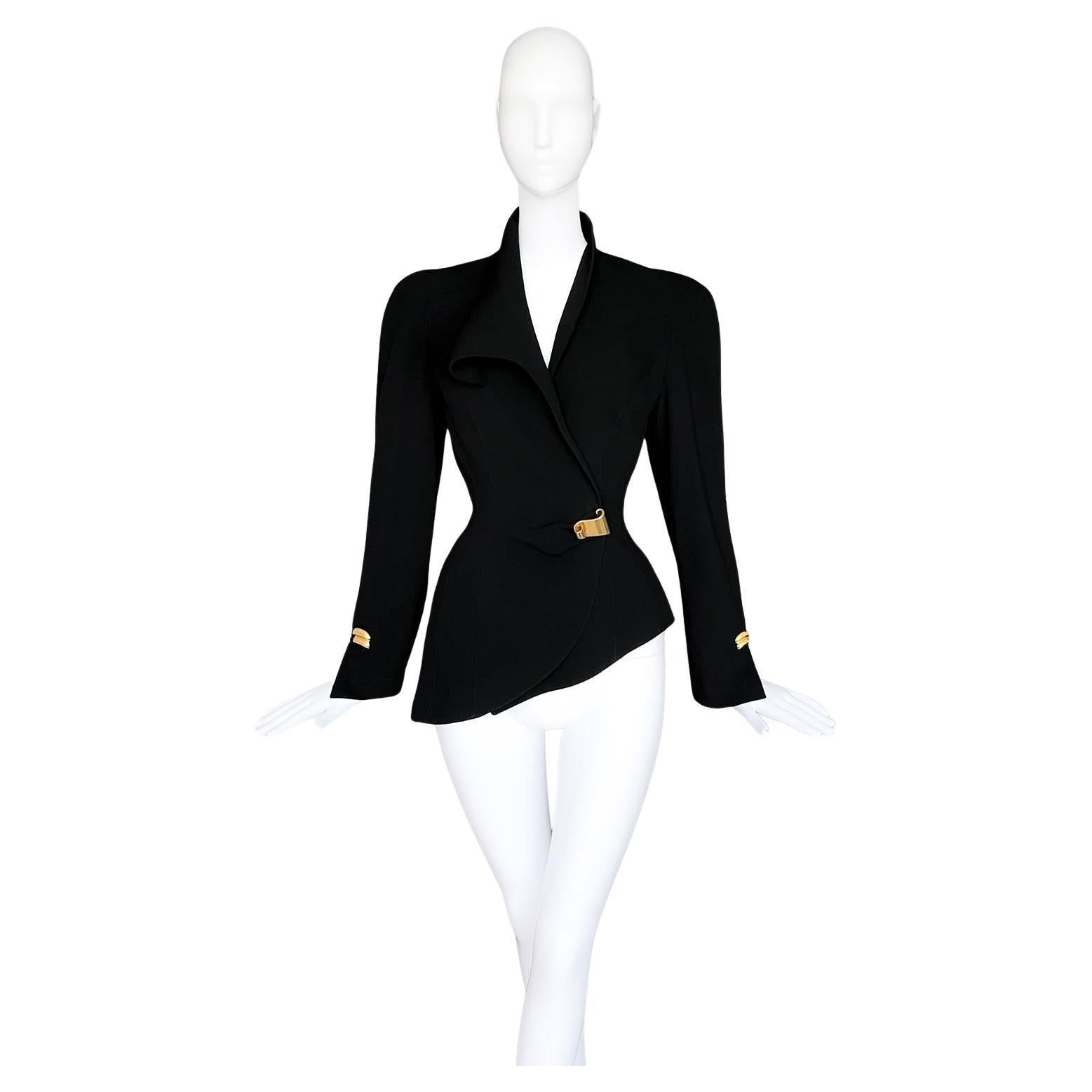 Thierry Mugler Archivalische Herbst/Winter 1993 Dramatische Laufstegjacke in Schwarz, Gold und Metalldetails im Angebot