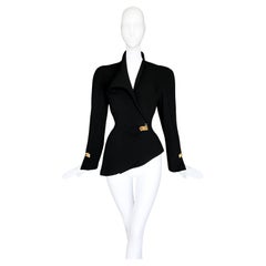Thierry Mugler Archivalische Herbst/Winter 1993 Dramatische Laufstegjacke in Schwarz, Gold und Metalldetails