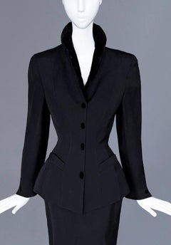 Thierry Mugler Archival FW 1997 Abito con gonna con colletto in velluto scultoreo e drammatico