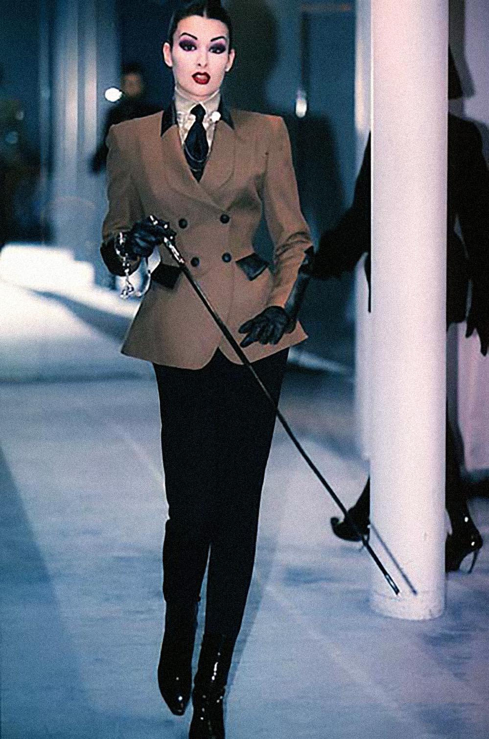 Giacca da passerella d'archivio di Thierry Mugler FW 1996 Les Amazones  Sexy scultoreo In condizioni buone in vendita a Berlin, BE