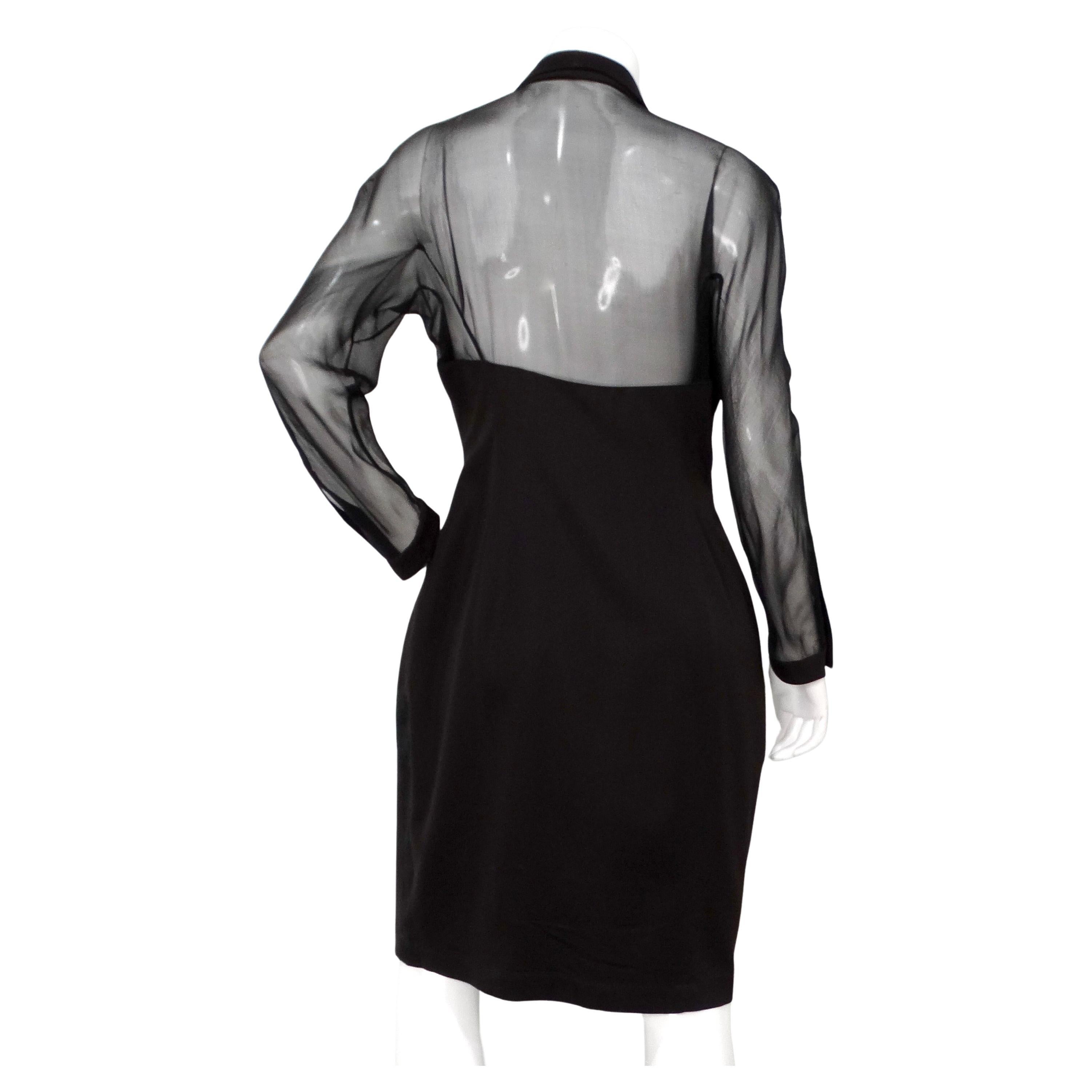 La robe noire à boutons de Thierry Mugler des années 1990 est une pièce remarquable qui illustre l'approche novatrice du créateur en matière de mode. Confectionnée en laine peignée luxueuse, cette robe est dotée d'un boutonnage classique sur le
