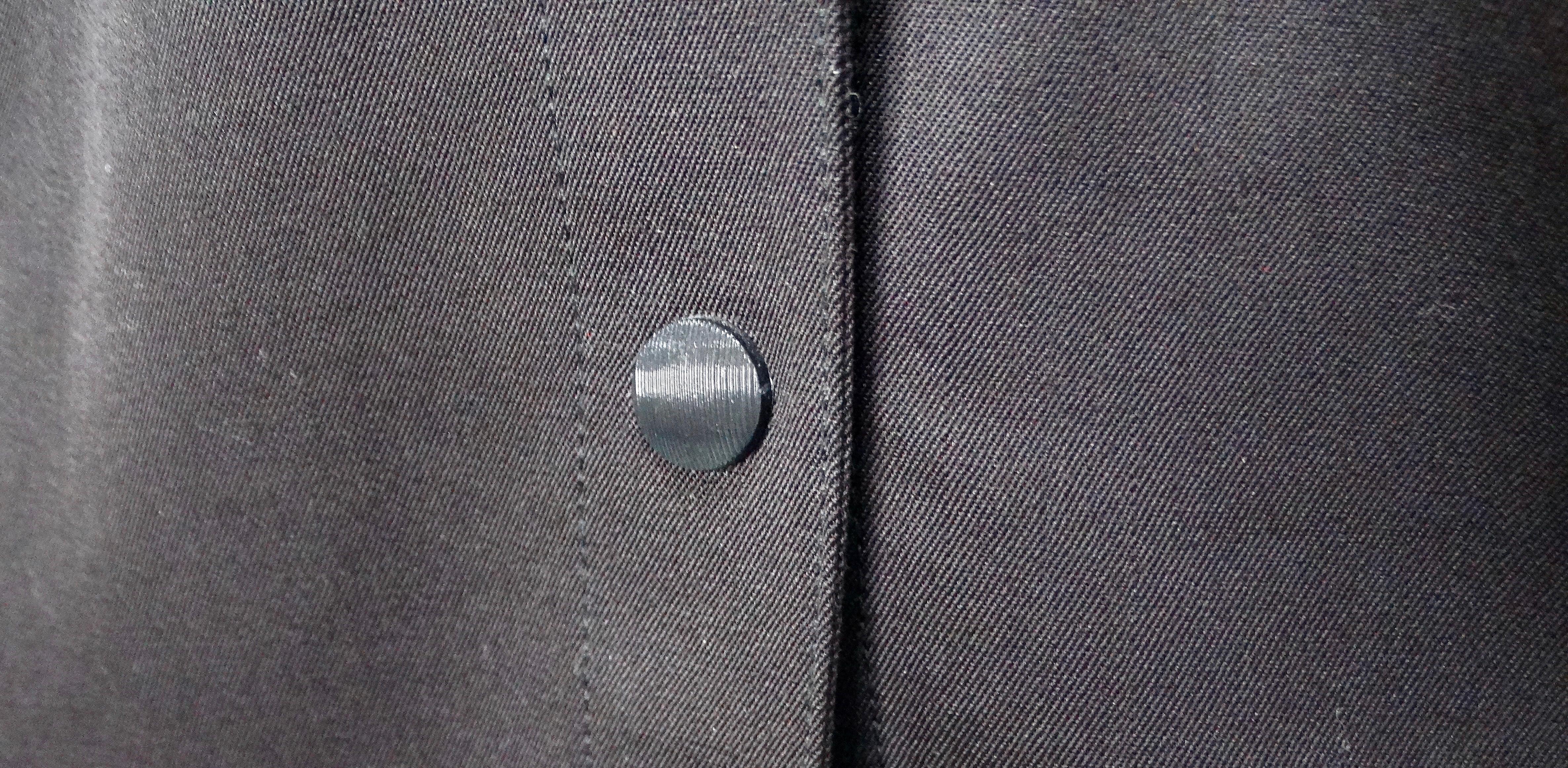 Thierry Mugler Robe boutonnée noire avec manches en soie circa 1990 Bon état - En vente à Scottsdale, AZ