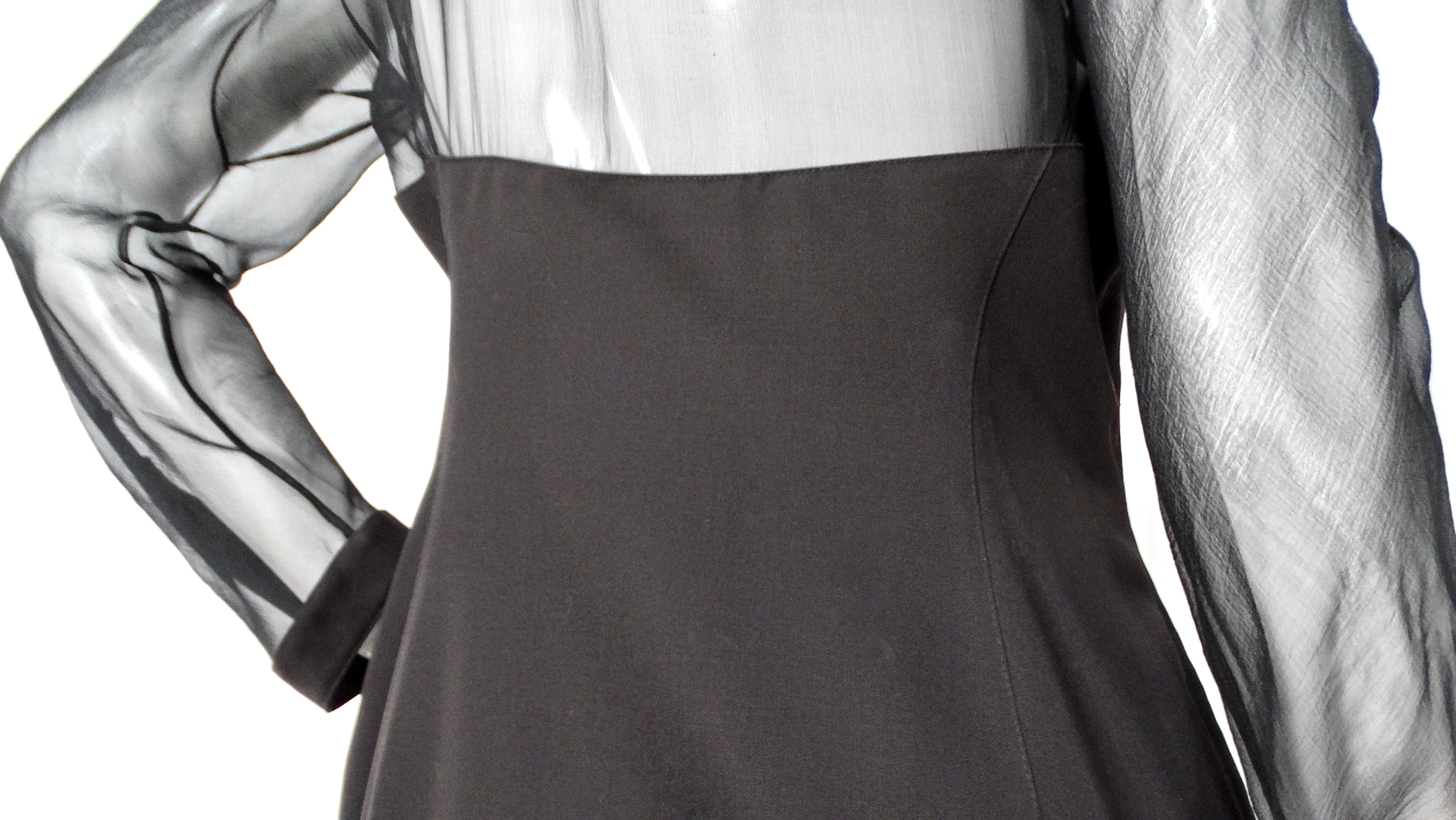 Thierry Mugler Robe boutonnée noire avec manches en soie circa 1990 en vente 3