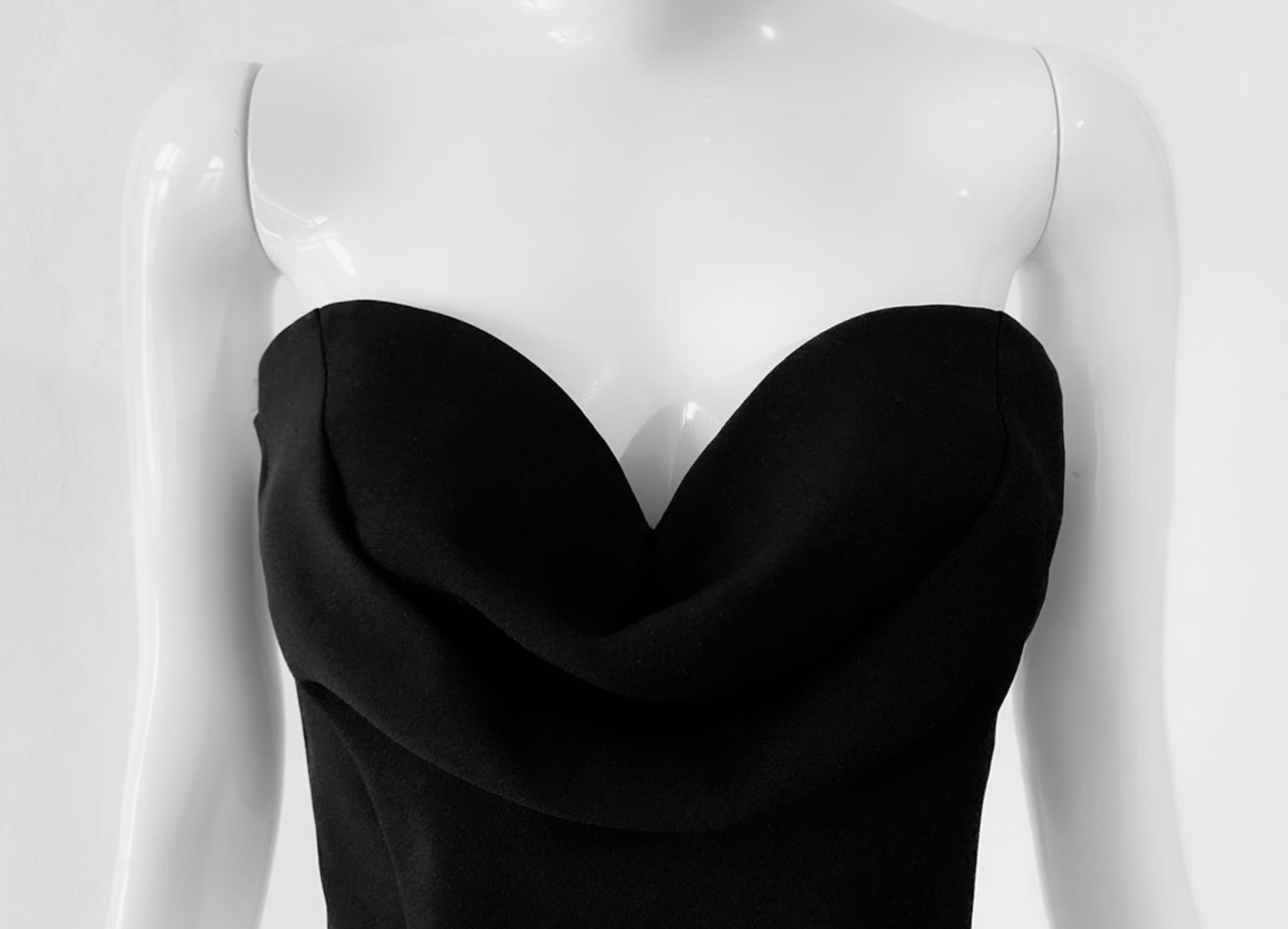 
Elegant top corset noir de Thierry Mugler, assumant la collection 1996.
Très belle création avec une confection extraordinaire. Forme ajustée avec encolure en cascade, très belle coupe. Il se ferme à l'aide de crochets métalliques dans le dos et