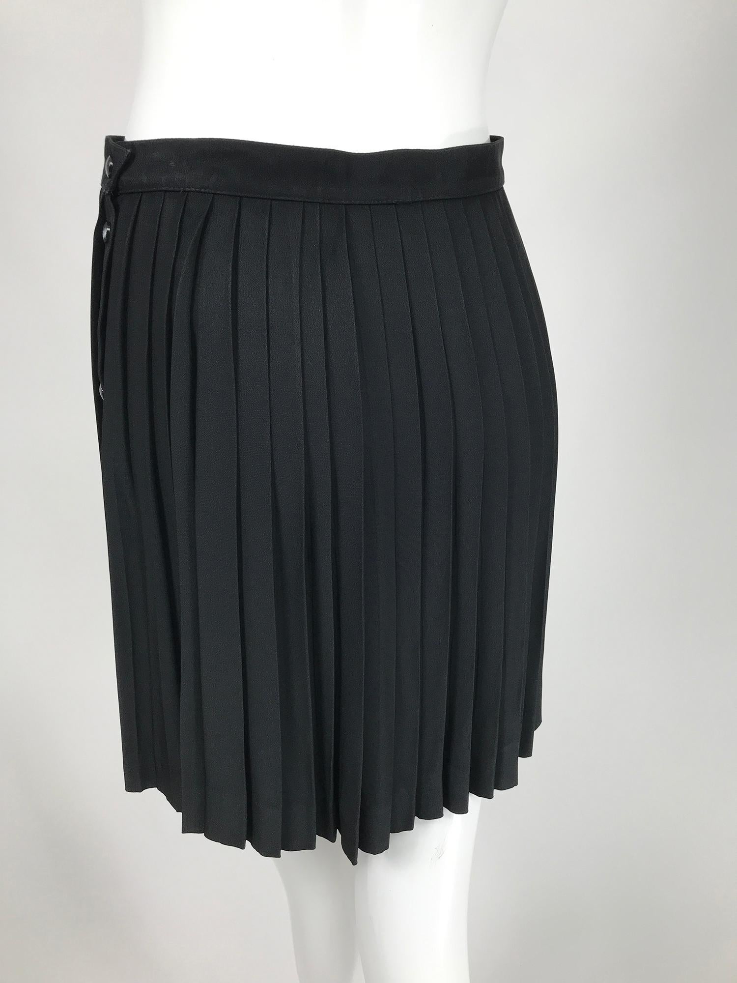 Women's Thierry Mugler Black Crepe Side Snap Pleated Mini Skirt 1980s For Sale