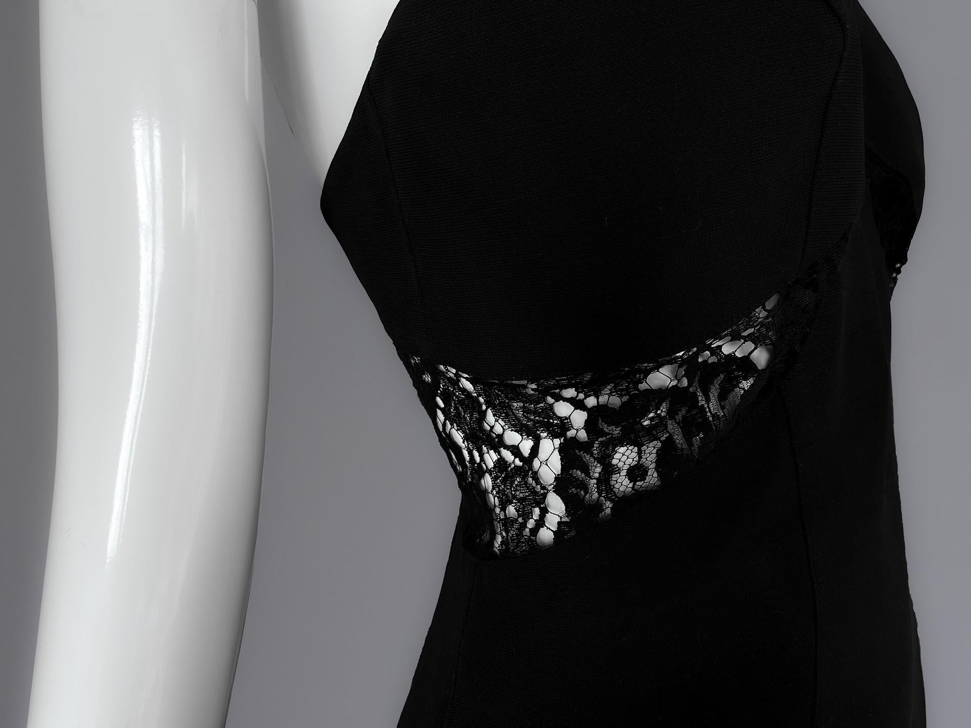 Precioso vestido de cóctel negro, Thierry Mugler FW 1992. La visión de Thierry Mugler toma un vuelo feroz y femenino en este perfecto vestidito negro exquisitamente confeccionado. La silueta es afilada pero fluida, esculpida con la inconfundible