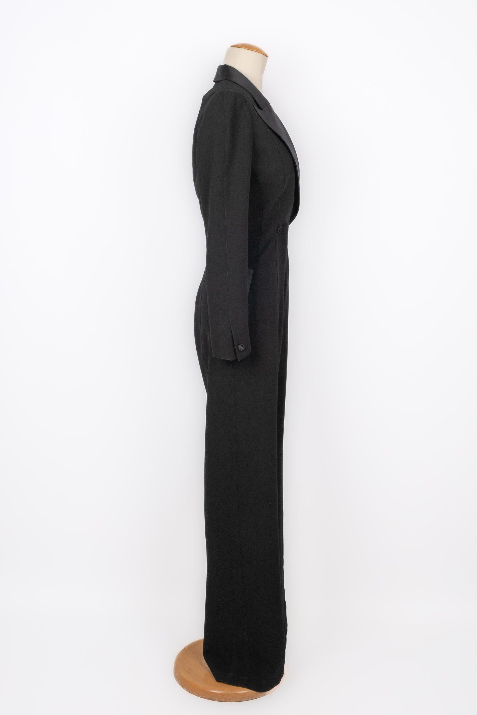 Thierry Mugler - (Made in France) Black pant jumpsuit with satin pocket and collar. Size 36FR indicated.

Additional information:
Condition: Very good condition
Dimensions: Shoulder width: 44 cm - Chest: 37 cm - Waist: 32 cm - Hips: 48 cm - Sleeve