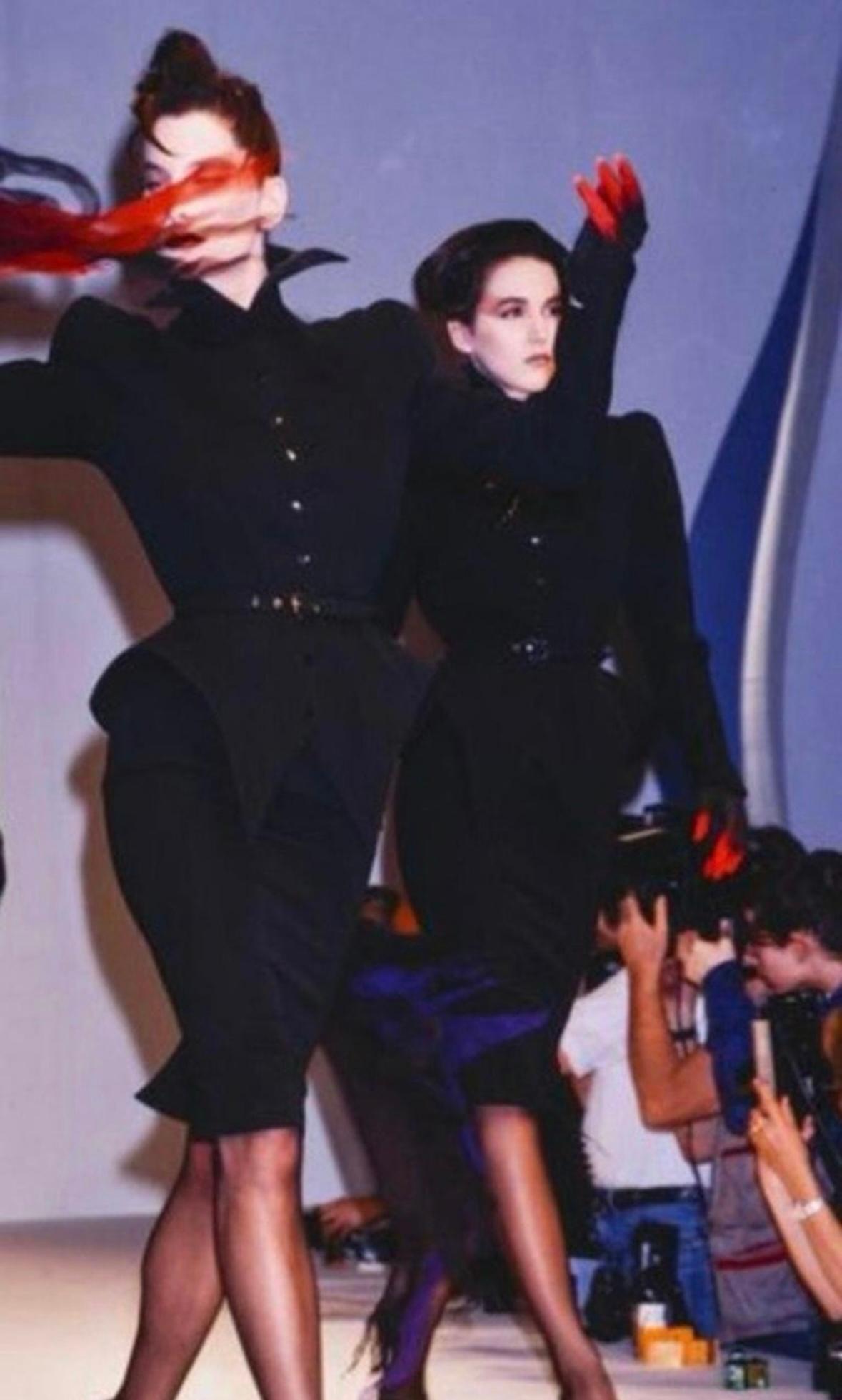 Giacca peplo scultorea nera di Thierry Mugler della collezione Les Infernales dell'autunno-inverno 1988.
Questo look drammatico si intitola Tailleur Vampire ed è stato fotografato da Manfred Thierry Mugler per la campagna pubblicitaria e pubblicato