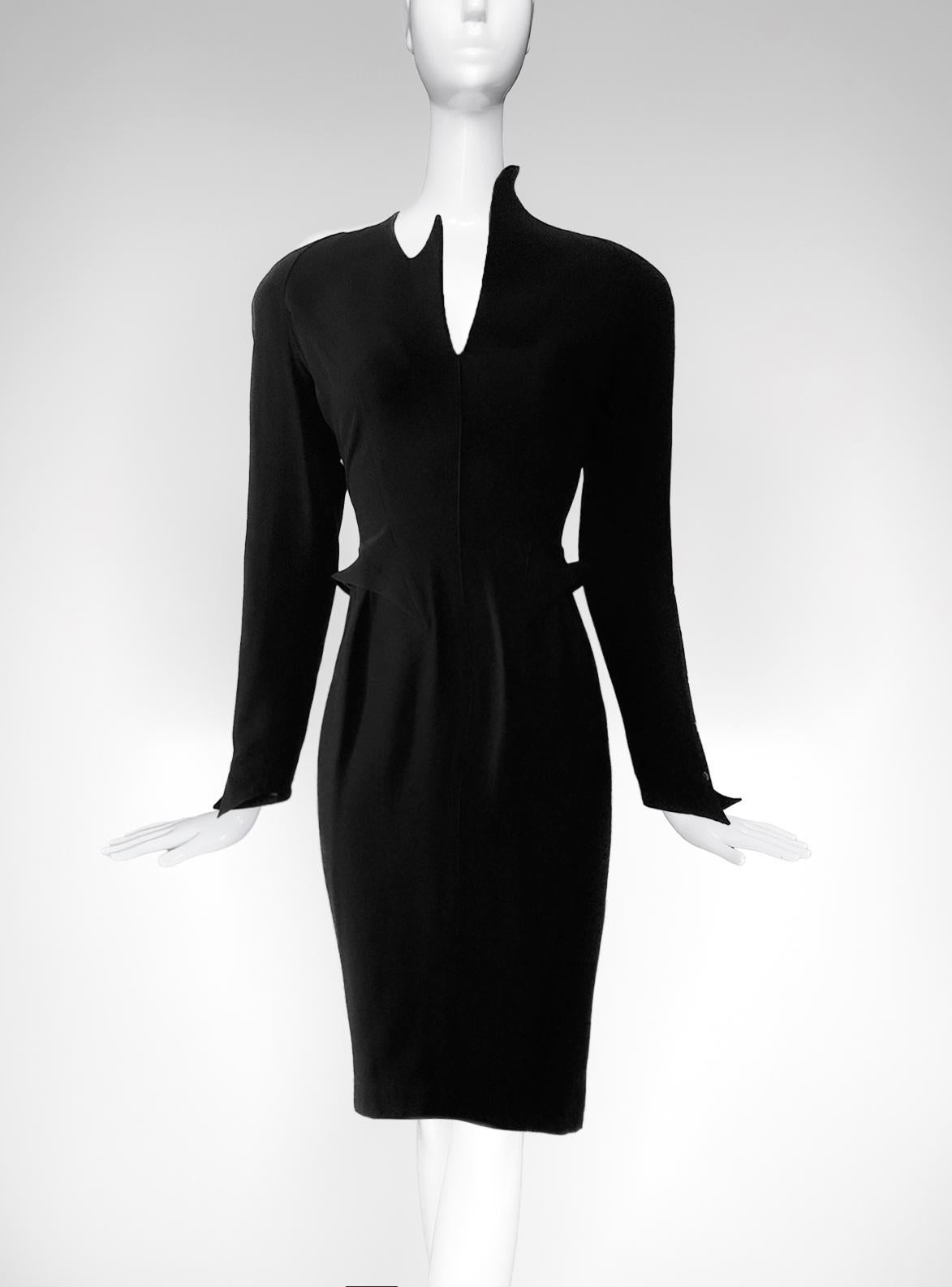 Extraordinaire robe noire de Thierry Mugler, Collectional 1989.  Robe midi ajustée absolument incroyable avec des détails en forme d'aileron de requin et un col pointu unique. Tout à fait typique de Mugler ! En supposant qu'il s'agisse de la célèbre