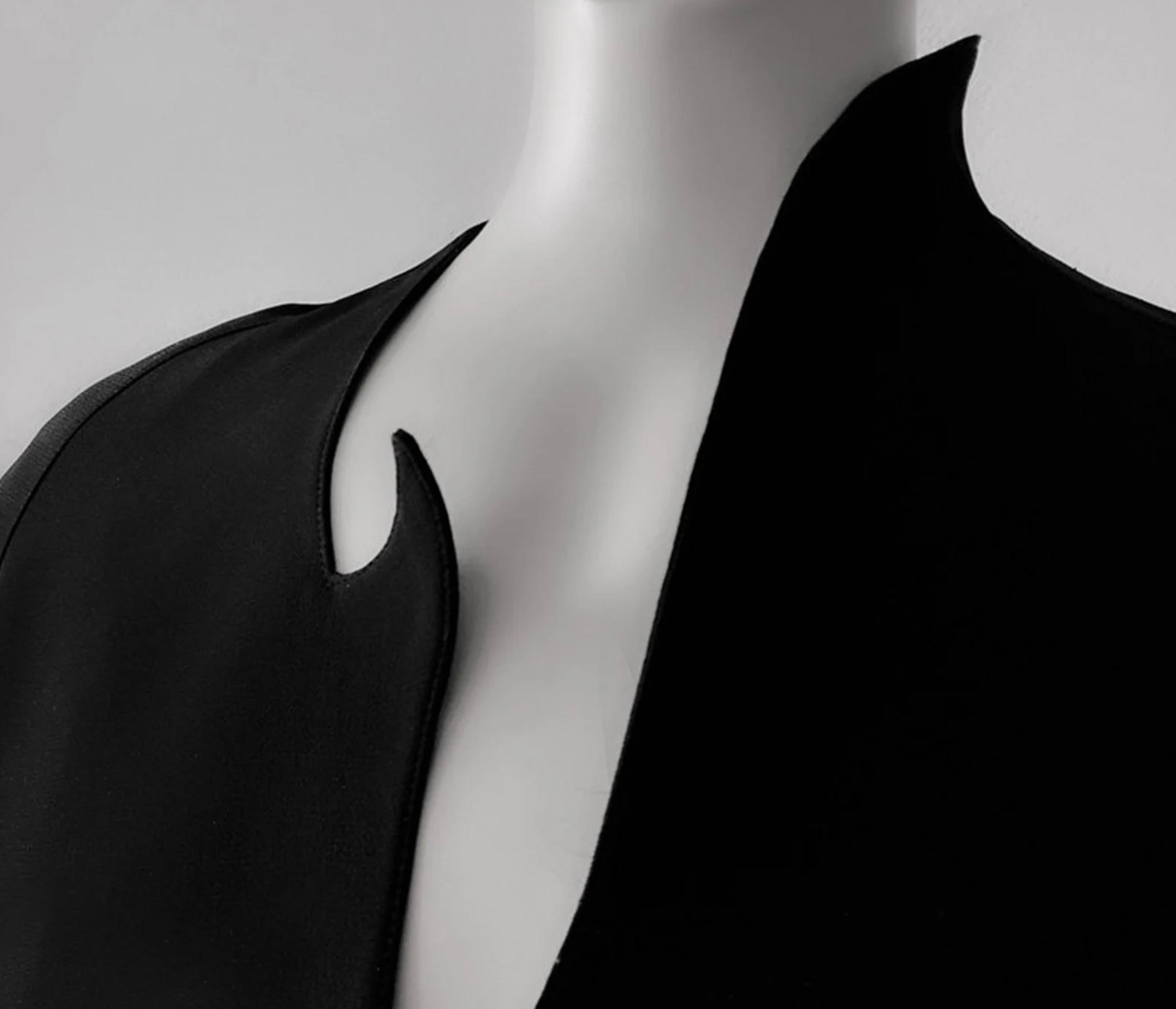 Noir Robe en aileron de requin noir de Thierry Mugler 1989 Atlantes Avant Garde en vente