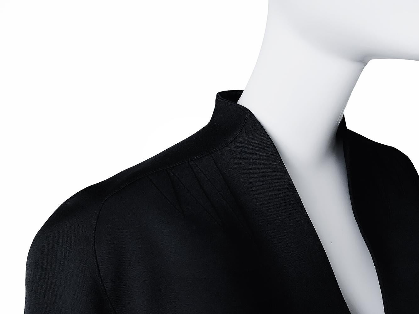 
Atemberaubender Thierry Mugler Rocksuit, zweiteilig (Jacke und Rock). Schwarzer skulpturaler Anzug aus hochwertiger Wolle. Fabelhafte Thierry Mugler-Konstruktion, tiefer V-Ausschnitt, taillierte Taille und übertriebene Hüften. Highlights sind die