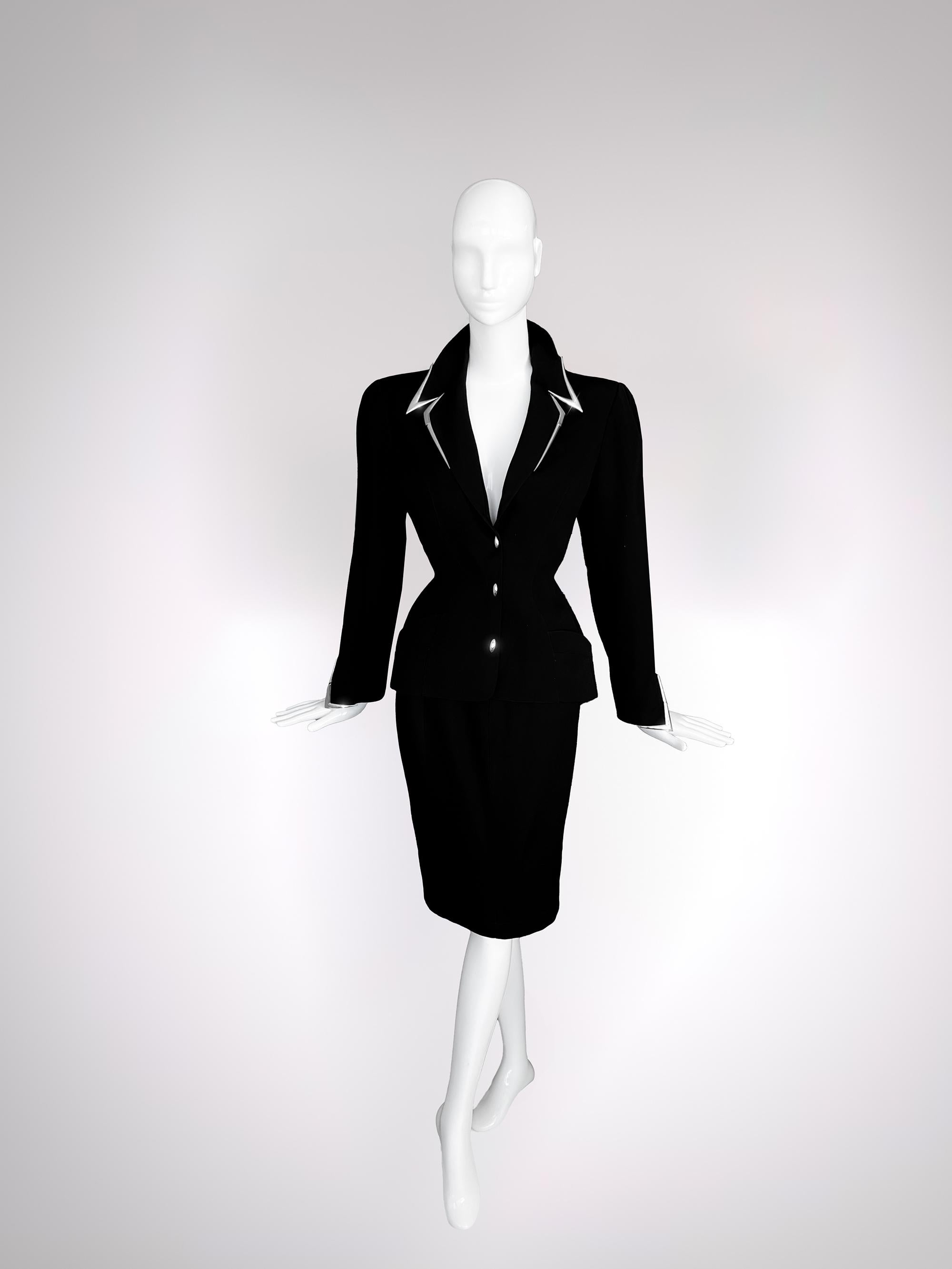 Thierry Mugler Traje Negro SS 1999 Les Salades Detalles Cromados Chaqueta Falda en Bueno estado para la venta en Berlin, BE