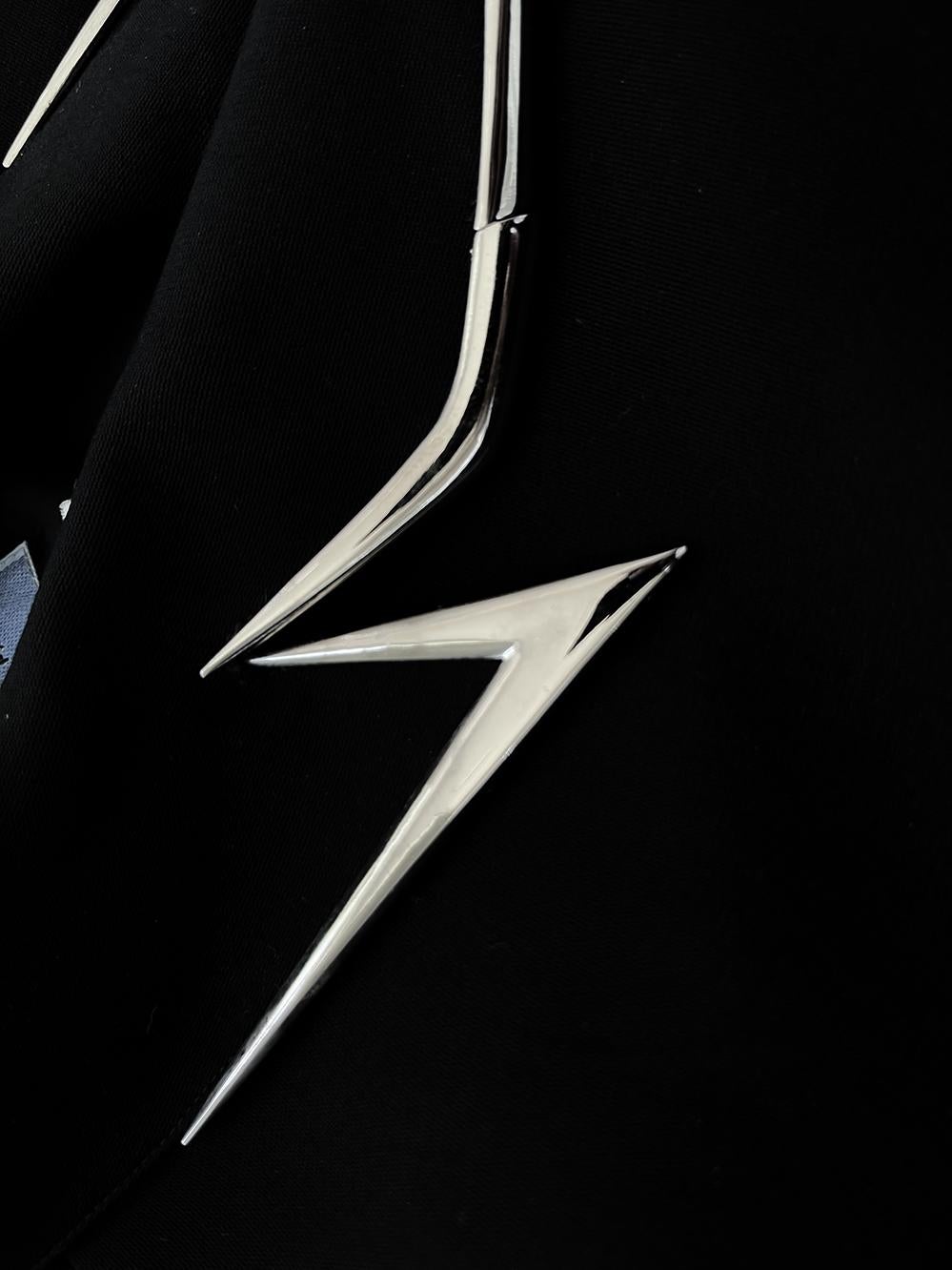 De las mujeres Thierry Mugler Traje Negro SS 1999 Les Salades Detalles Cromados Chaqueta Falda en venta