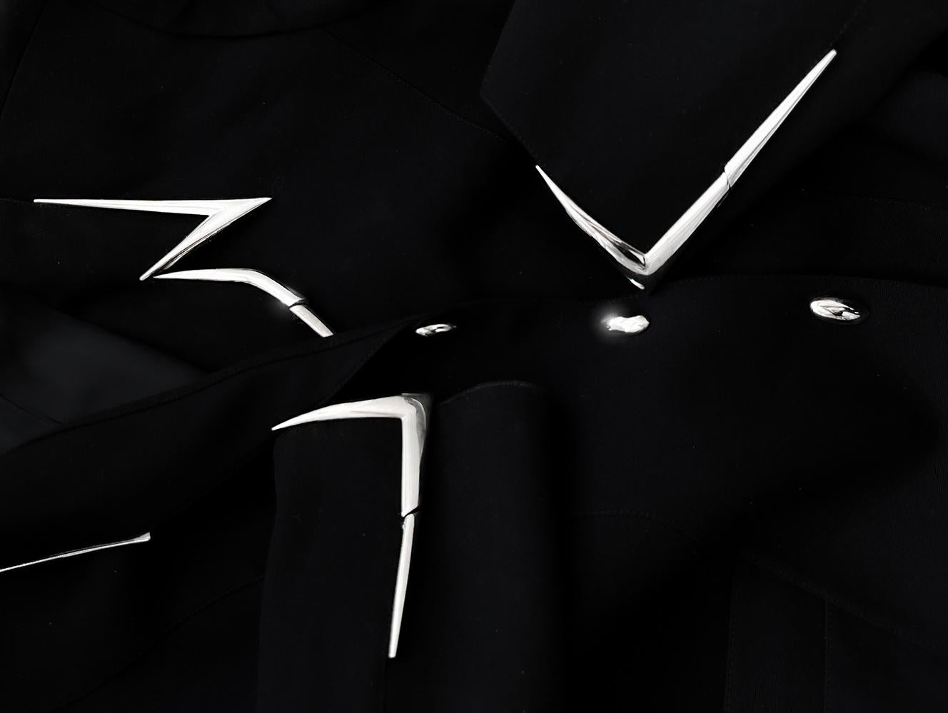 Thierry Mugler Traje Negro SS 1999 Les Salades Detalles Cromados Chaqueta Falda en venta 2