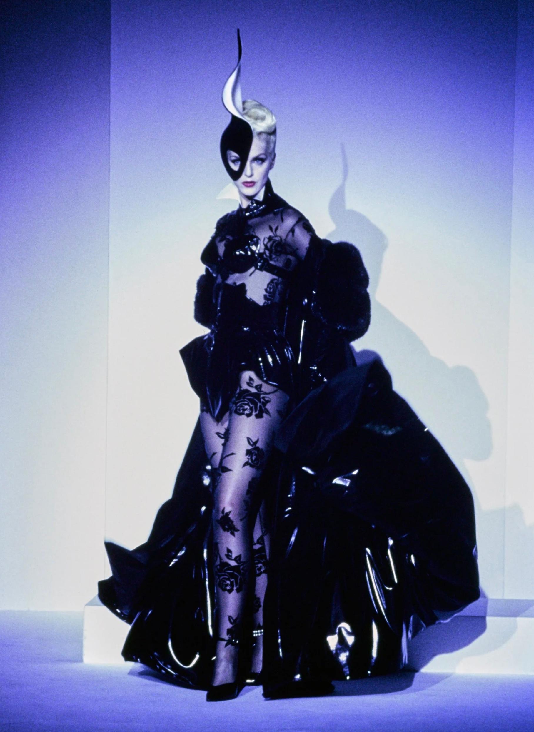 Iconic Thierry mugler corset, Fall Winter Collection 1995.
Worn on the legendary Runwayall show by Simonetta Gianfelici and is part of the Mugler Couturissime Exhibition.
Shiny black vinyl peplum corset with dramatic exaggerated hips. Closes with