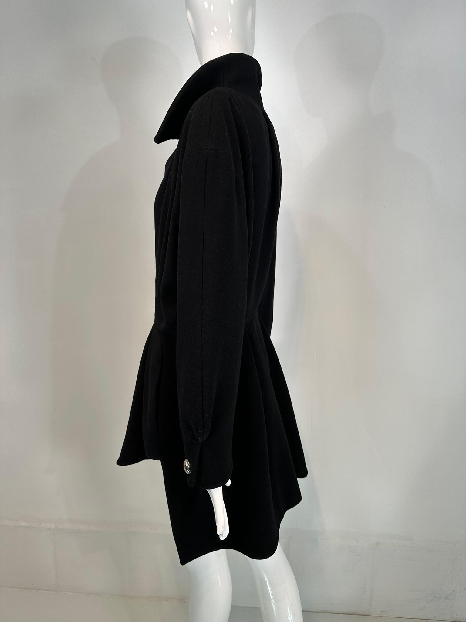 Manteau asymétrique en laine noire de Thierry Mugler avec boutons pression argentés 1990 44 en vente 5