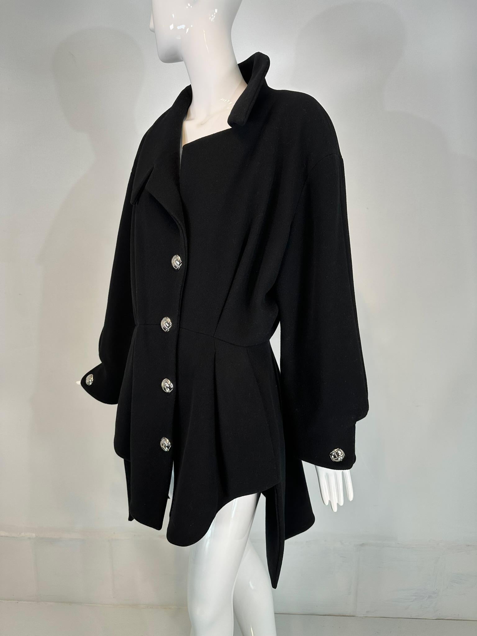 Manteau asymétrique en laine noire de Thierry Mugler avec boutons pression argentés 1990 44 en vente 6