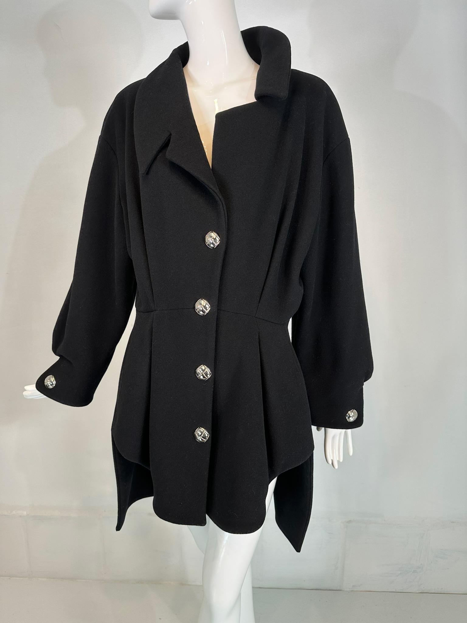 Manteau asymétrique en laine noire de Thierry Mugler avec boutons pression argentés 1990 44 en vente 7
