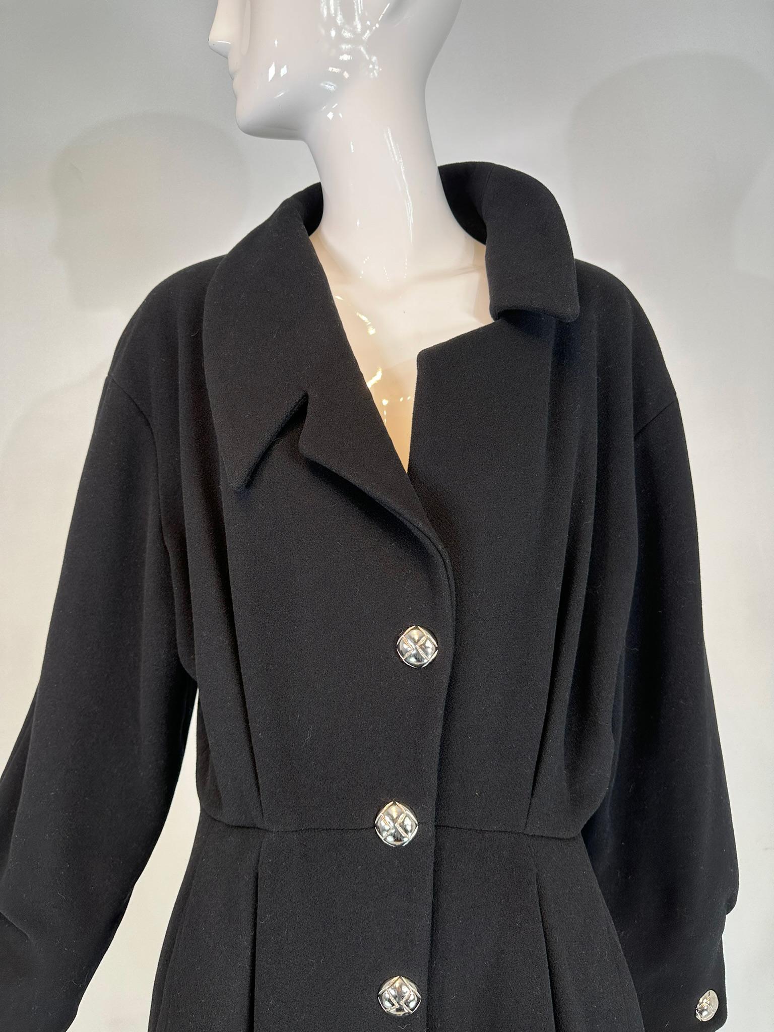 Manteau asymétrique en laine noire de Thierry Mugler avec boutons pression argentés 1990 44 en vente 8