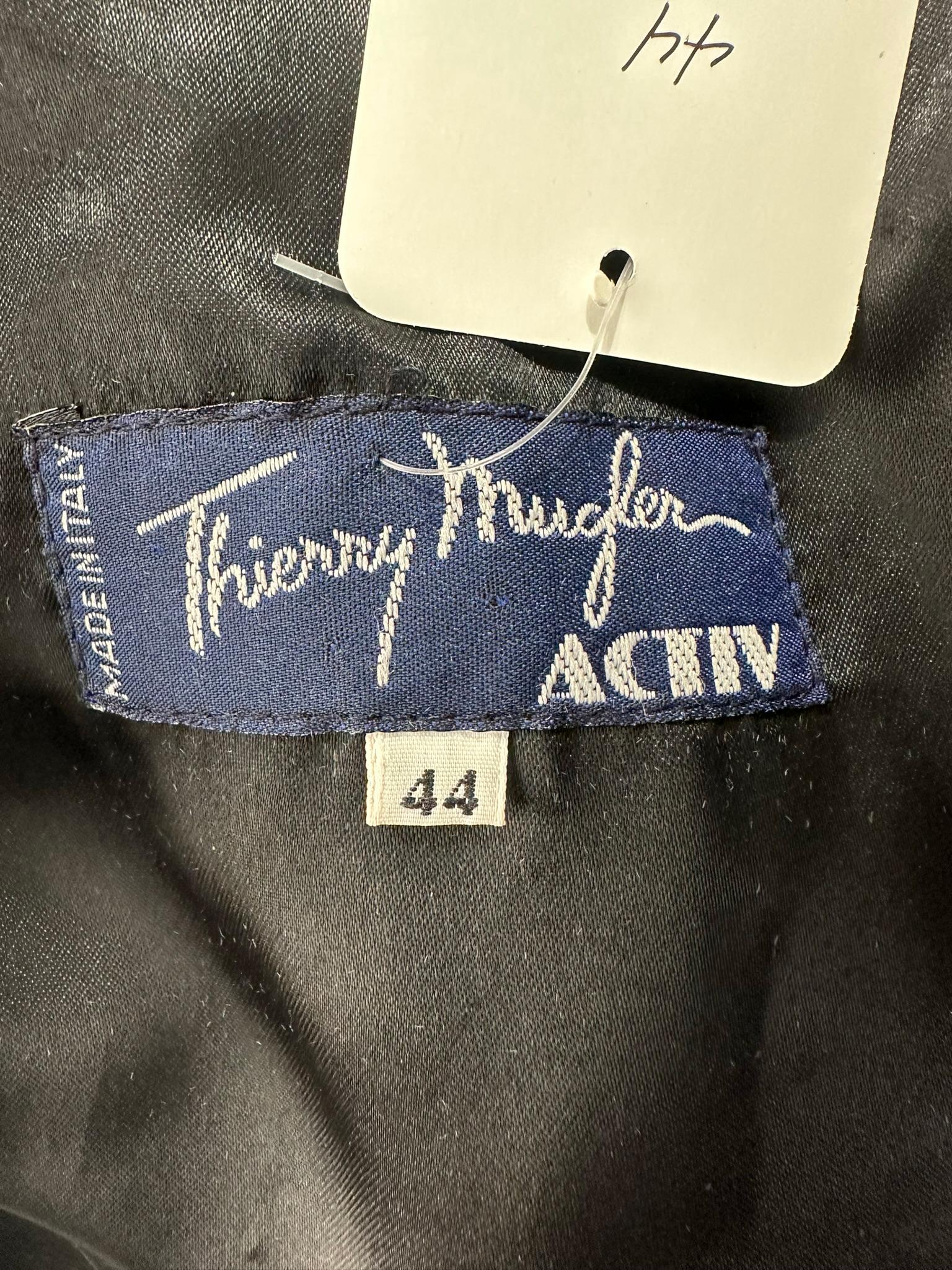 Manteau asymétrique en laine noire de Thierry Mugler avec boutons pression argentés 1990 44 en vente 9