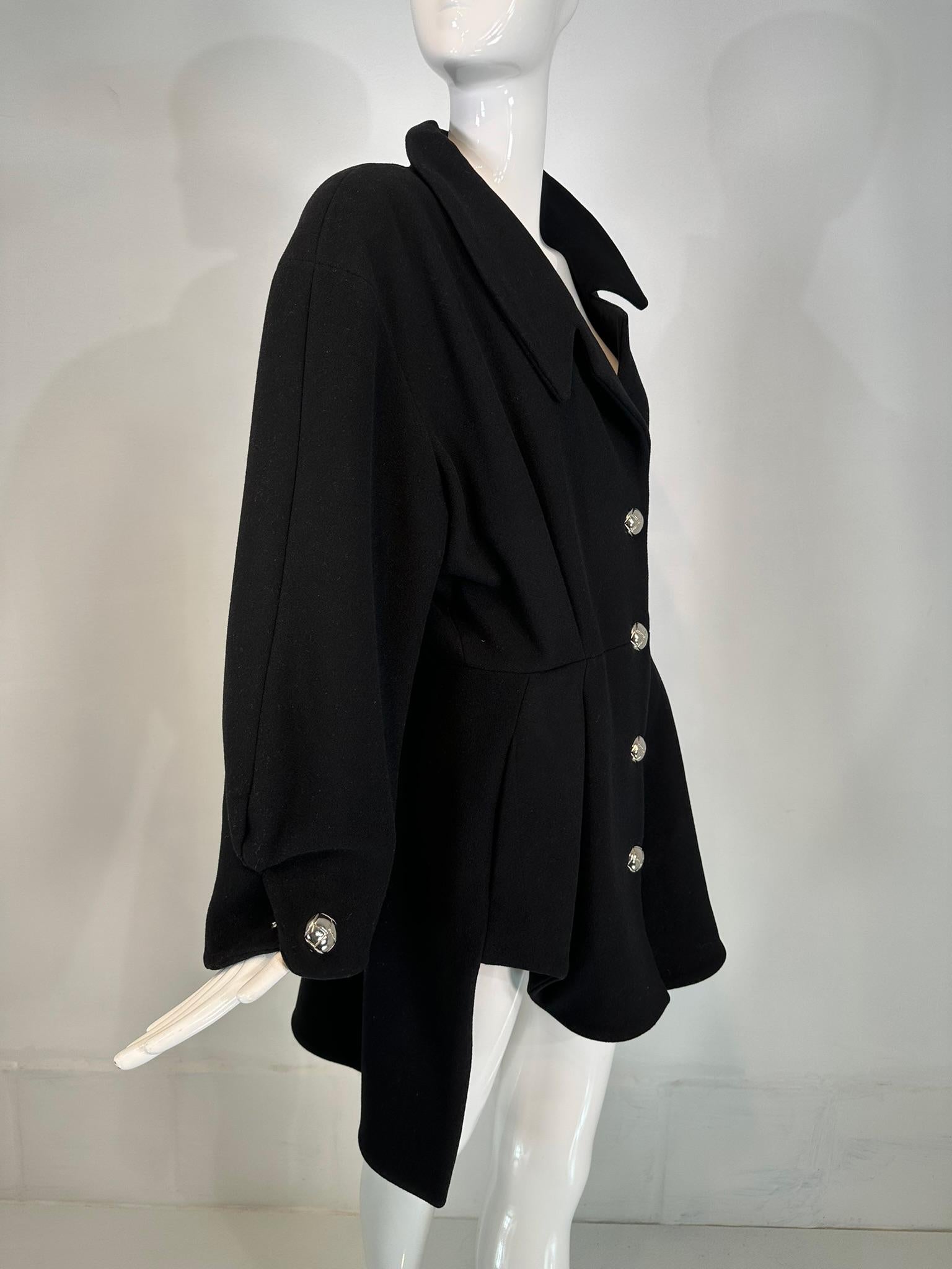 Noir Manteau asymétrique en laine noire de Thierry Mugler avec boutons pression argentés 1990 44 en vente