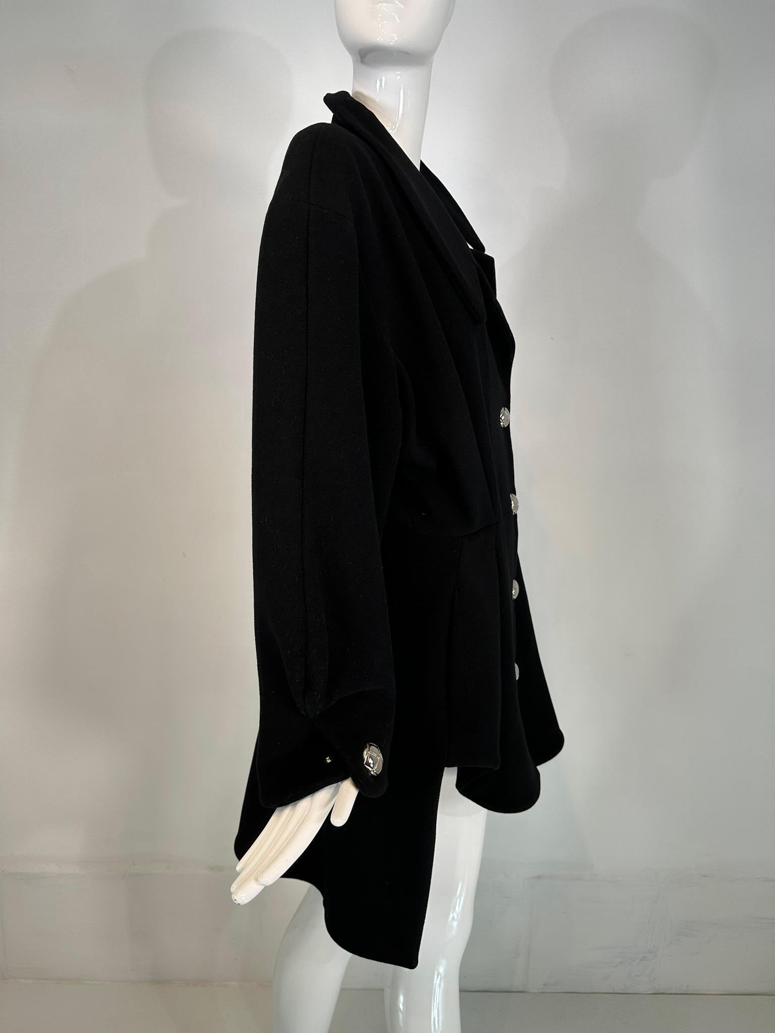 Manteau asymétrique en laine noire de Thierry Mugler avec boutons pression argentés 1990 44 Bon état - En vente à West Palm Beach, FL