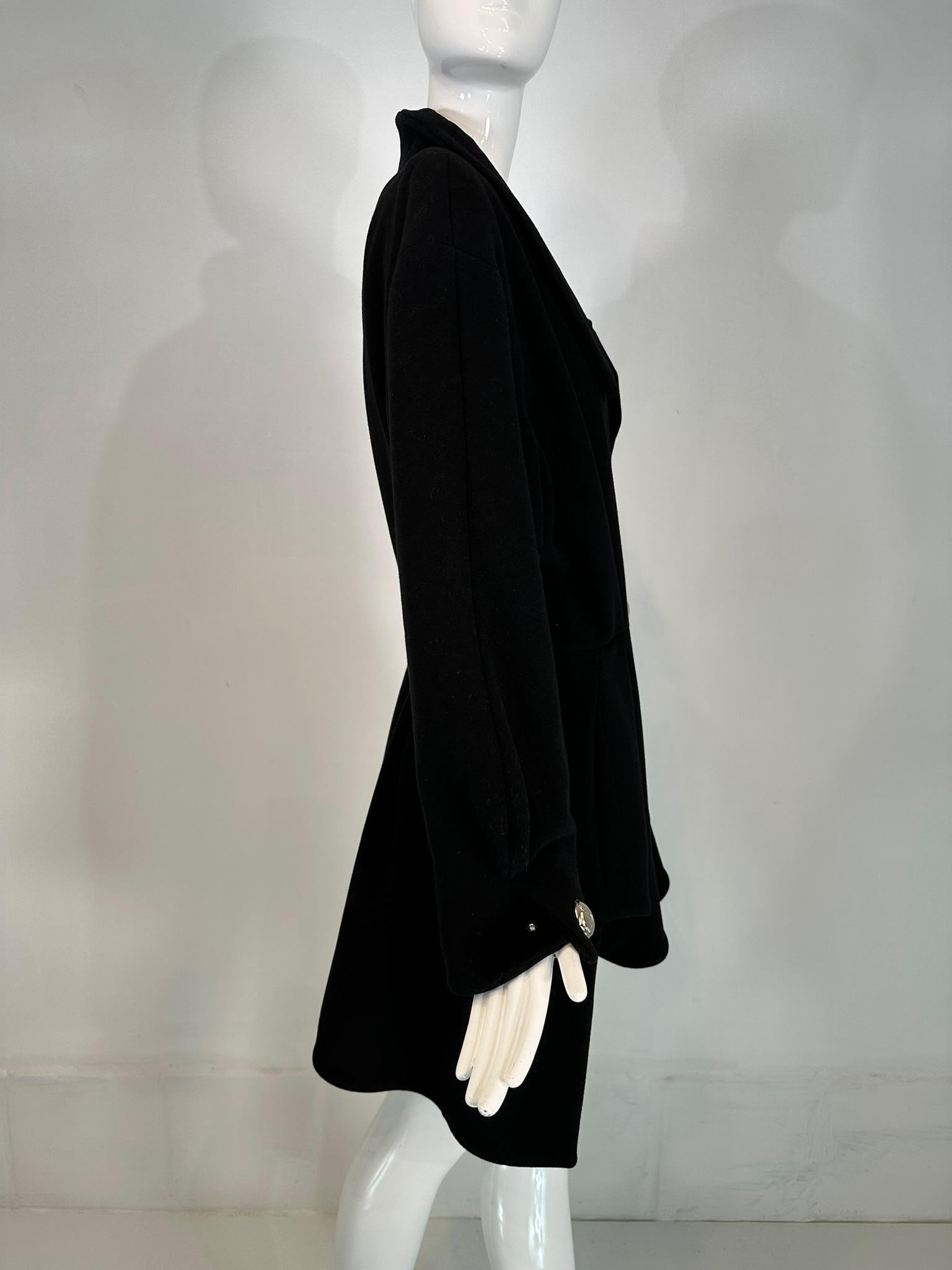 Manteau asymétrique en laine noire de Thierry Mugler avec boutons pression argentés 1990 44 Pour femmes en vente