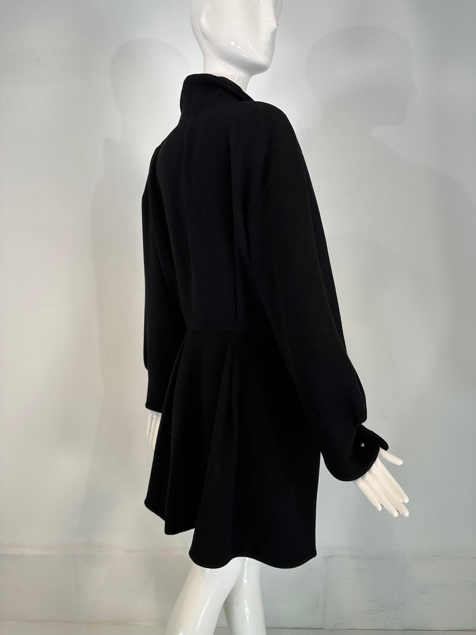 Manteau asymétrique en laine noire de Thierry Mugler avec boutons pression argentés 1990 44 en vente 1