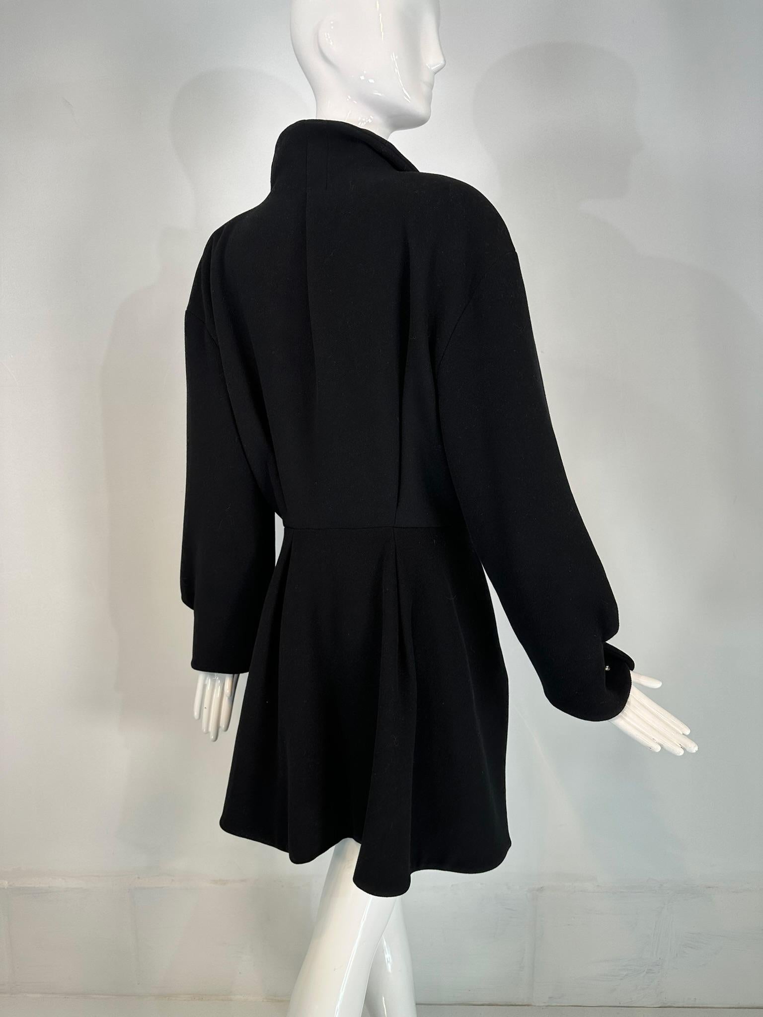 Manteau asymétrique en laine noire de Thierry Mugler avec boutons pression argentés 1990 44 en vente 2