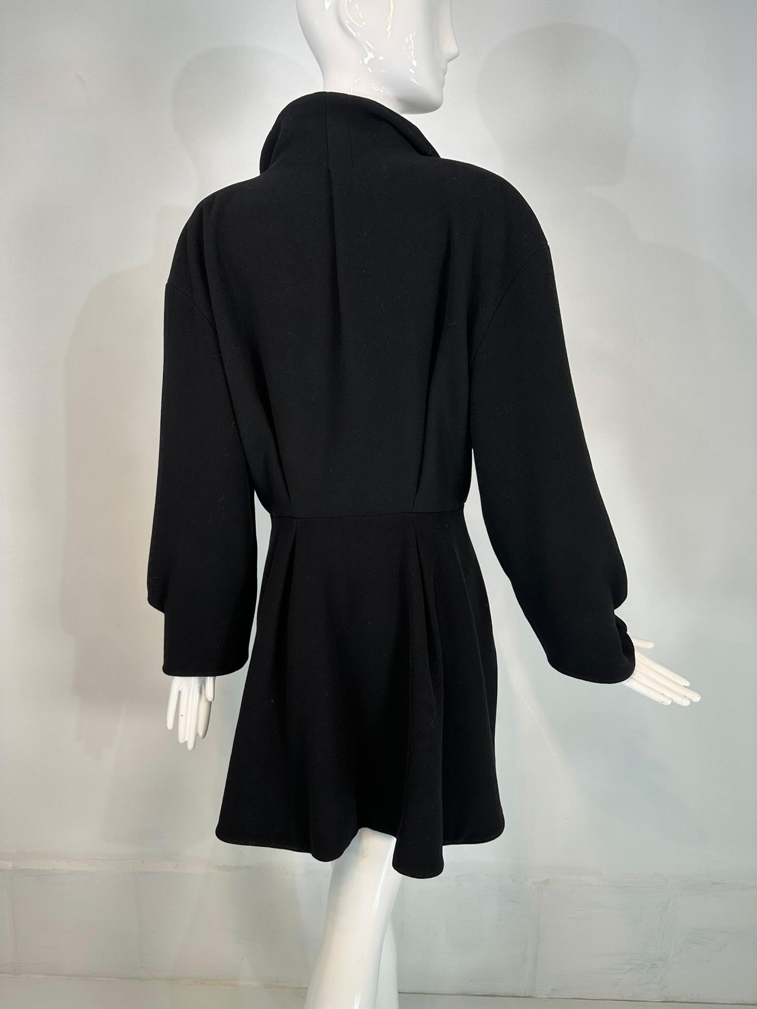 Manteau asymétrique en laine noire de Thierry Mugler avec boutons pression argentés 1990 44 en vente 3