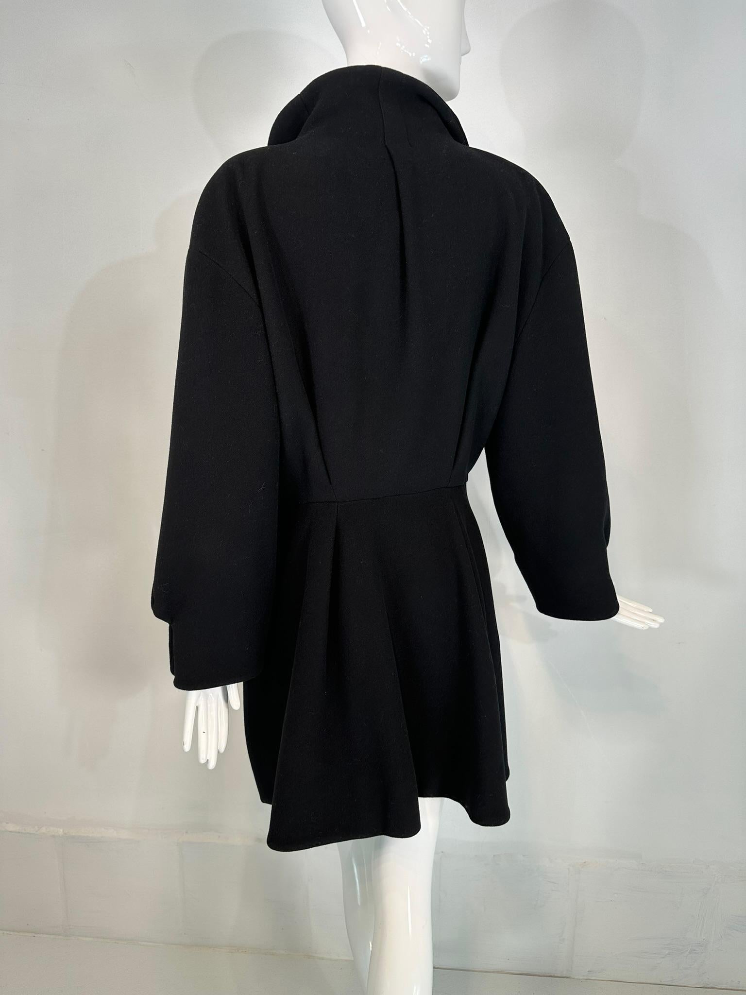Manteau asymétrique en laine noire de Thierry Mugler avec boutons pression argentés 1990 44 en vente 4