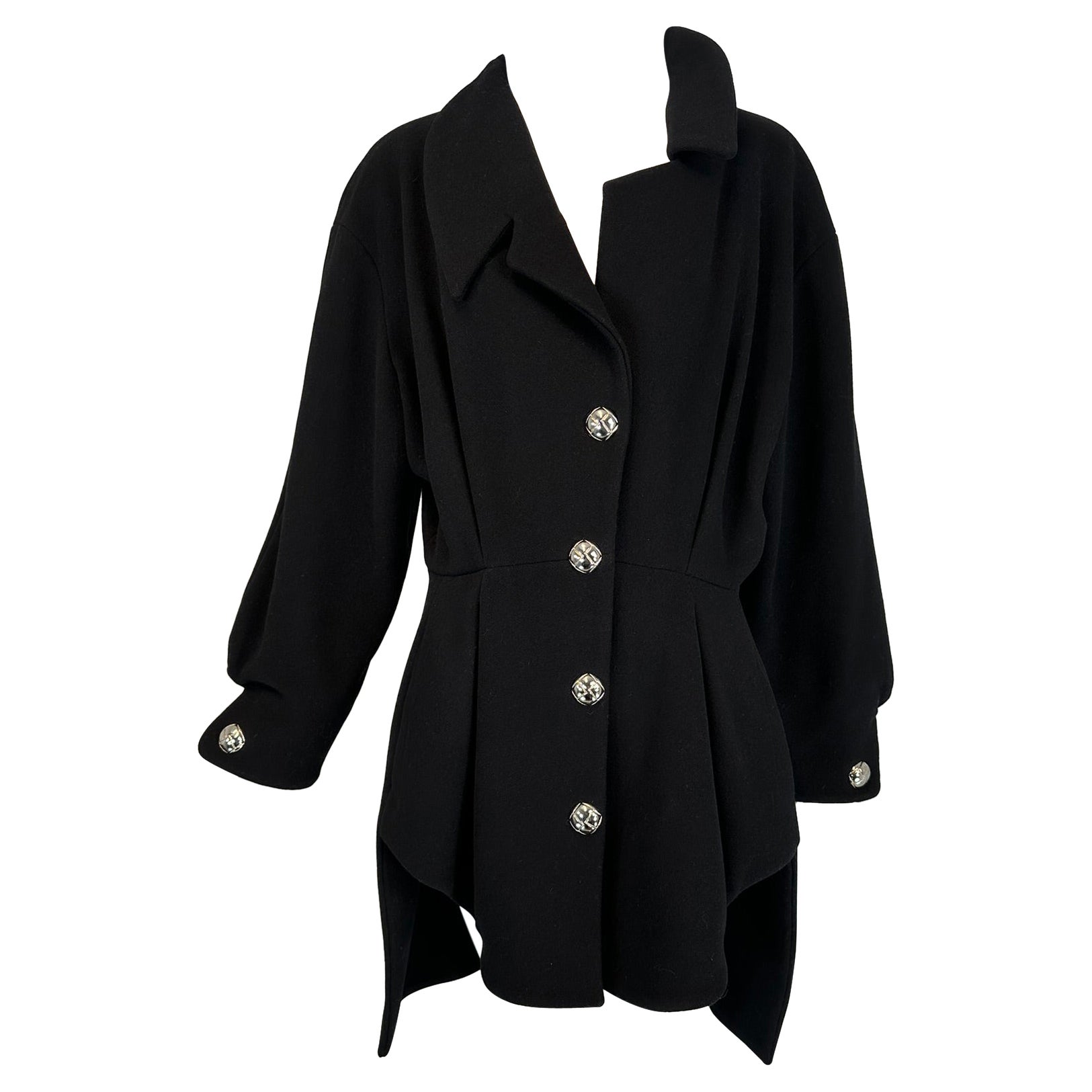 Manteau asymétrique en laine noire de Thierry Mugler avec boutons pression argentés 1990 44 en vente