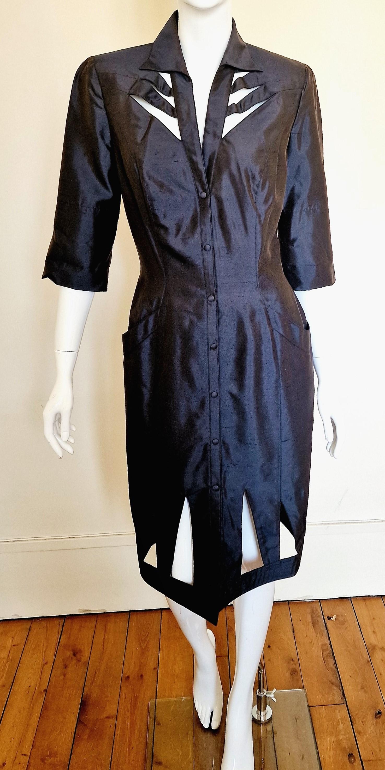 Kleid mit Ausschnitt von Thierry Mugler!
Mit Schulterpads. 
2 Taschen an der Hüfte, Wespentaille, es empashize Ihre Kurven :)
Graphit / Metallfarbe. 
Der Stoff ist 