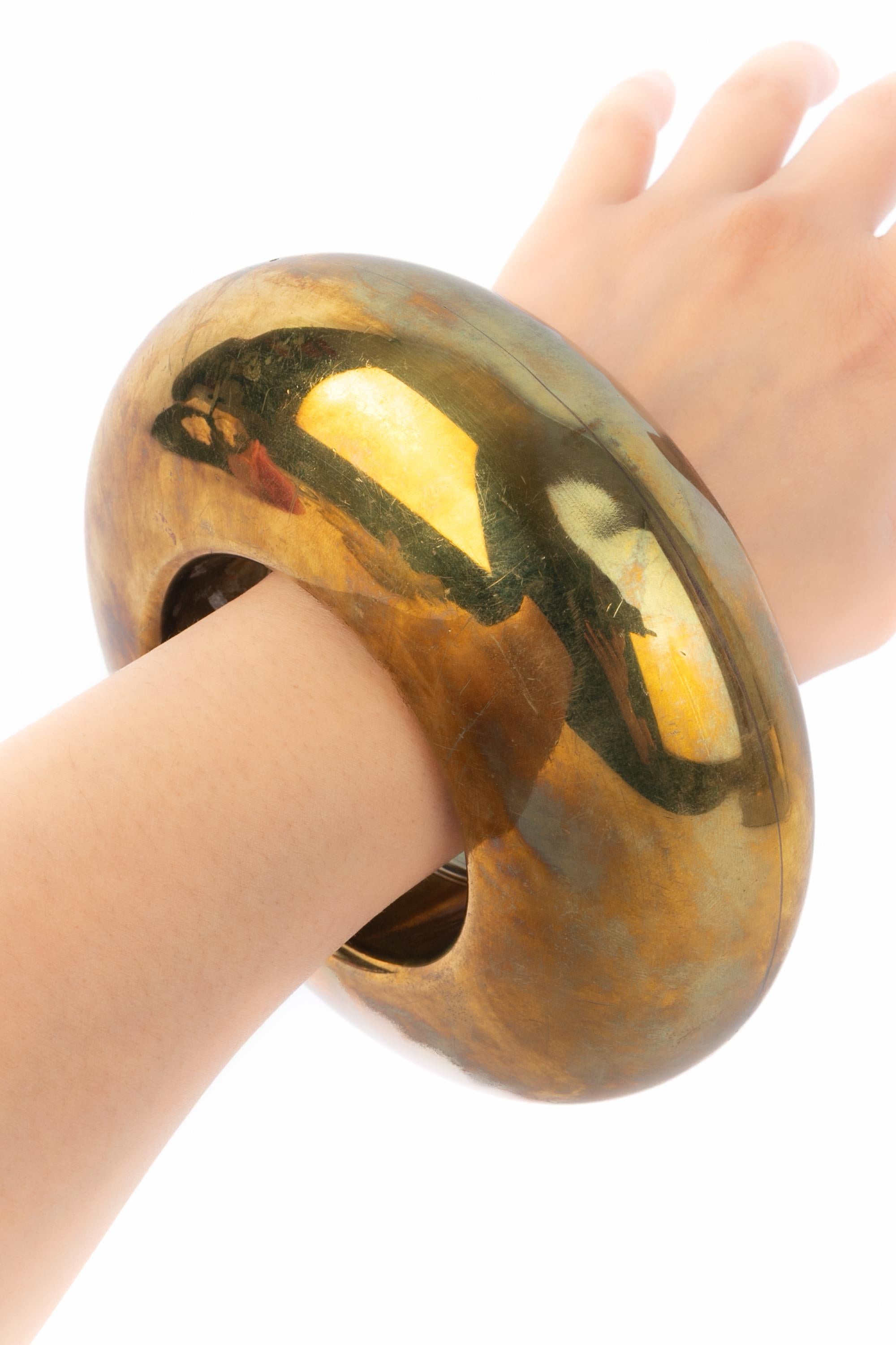 MUGLER - Beeindruckender Armreif aus Goldbronze. Eine Haute Couture Collection um 1990, unter der künstlerischen Leitung von Thierry Mugler.

Bedingung:
Guter Zustand

Abmessungen:
Umfang: 19 cm - Durchmesser: 6,5 cm

SKU:BRA57