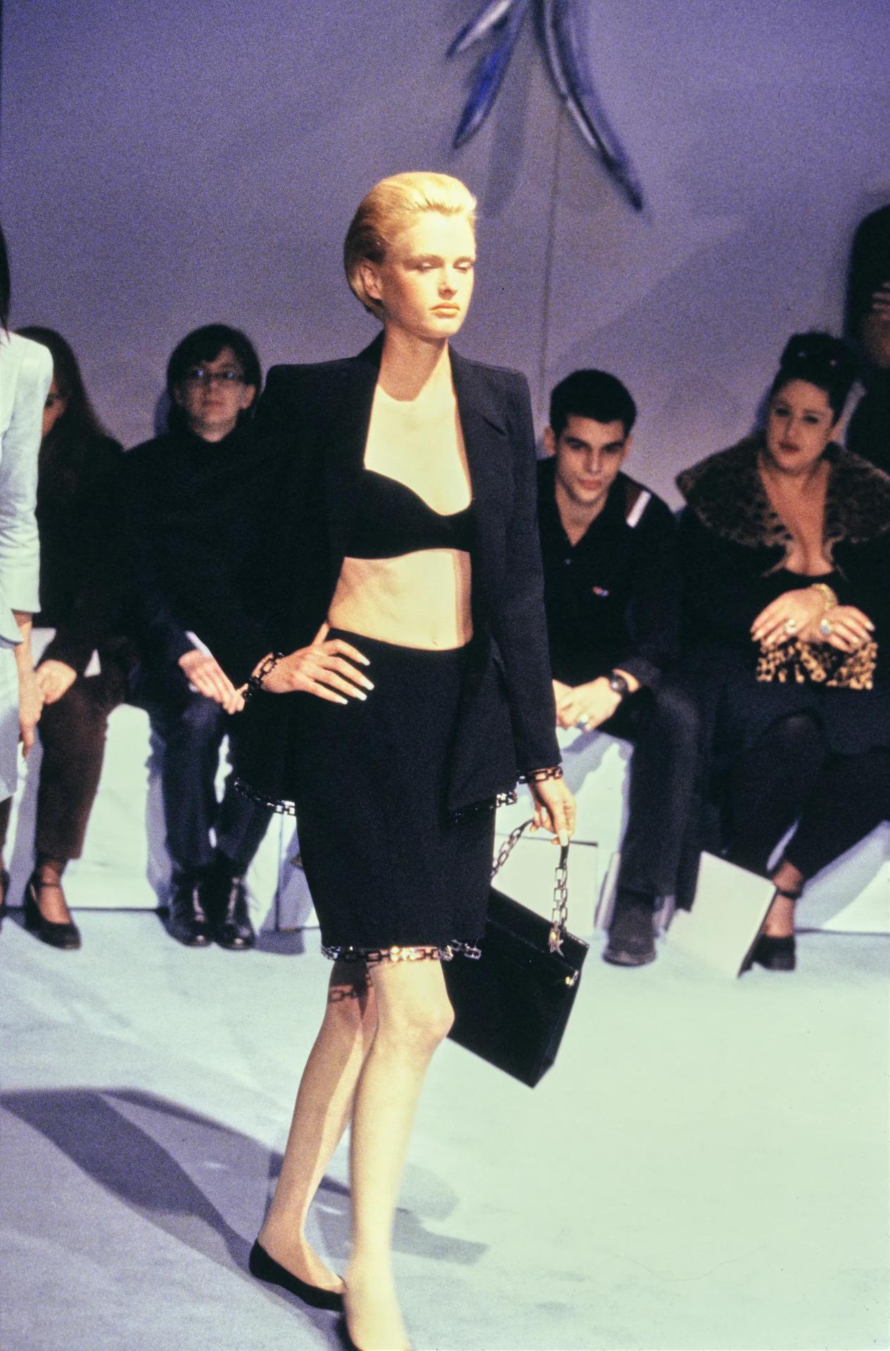 Collezione d'archivio estremamente rara di Thierry Mugler 1998/1999.
Pochi stilisti hanno scolpito la femminilità con la stessa precisione di Manfred Thierry Mugler. La sua eredità è fatta di sensualità audace, sartoria architettonica e