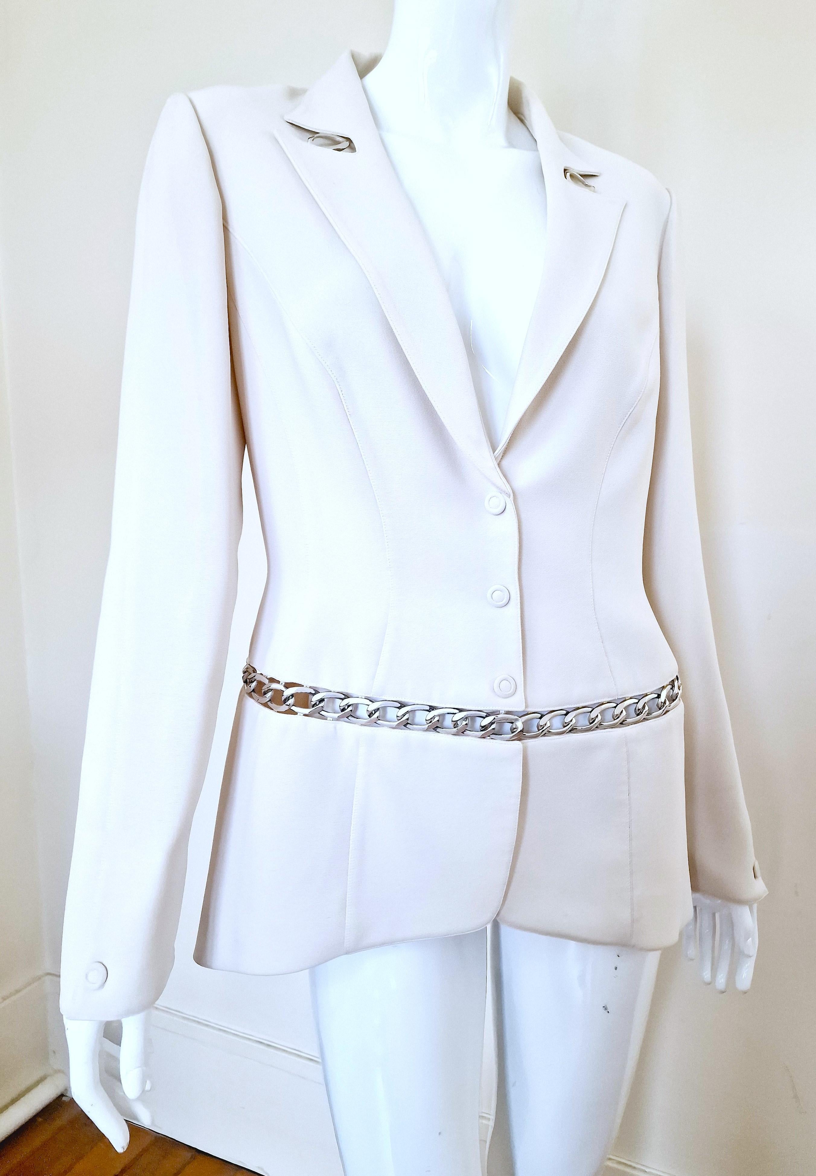 Chain jacket by Thierry Mugler!
The chain runs through the full jacket.
2 metal chains on the collar.
With shouler pads.
Wonderful silhouette.

VERY GOOD condition! The paint of chain is faded at some parts, please check the photos! Still wonderful