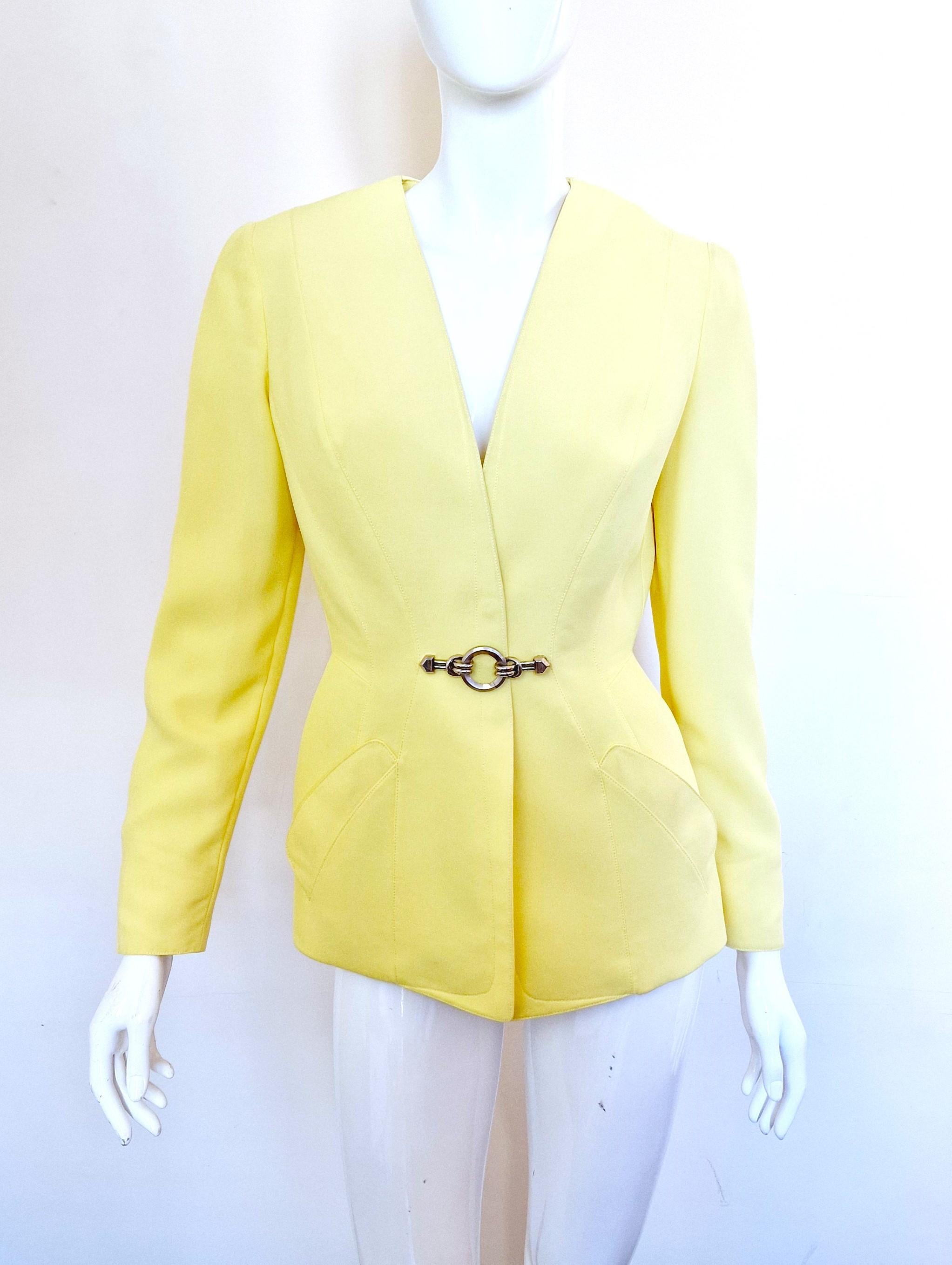 Chain jacket by Thierry Mugler!
Massive metal chain closure!
With shoulder pads!

EXCELLENT condition! The inner liner has light discoloration at the armpits (please, see last photo), but these are not visible when you wear it. Otherwise, like new